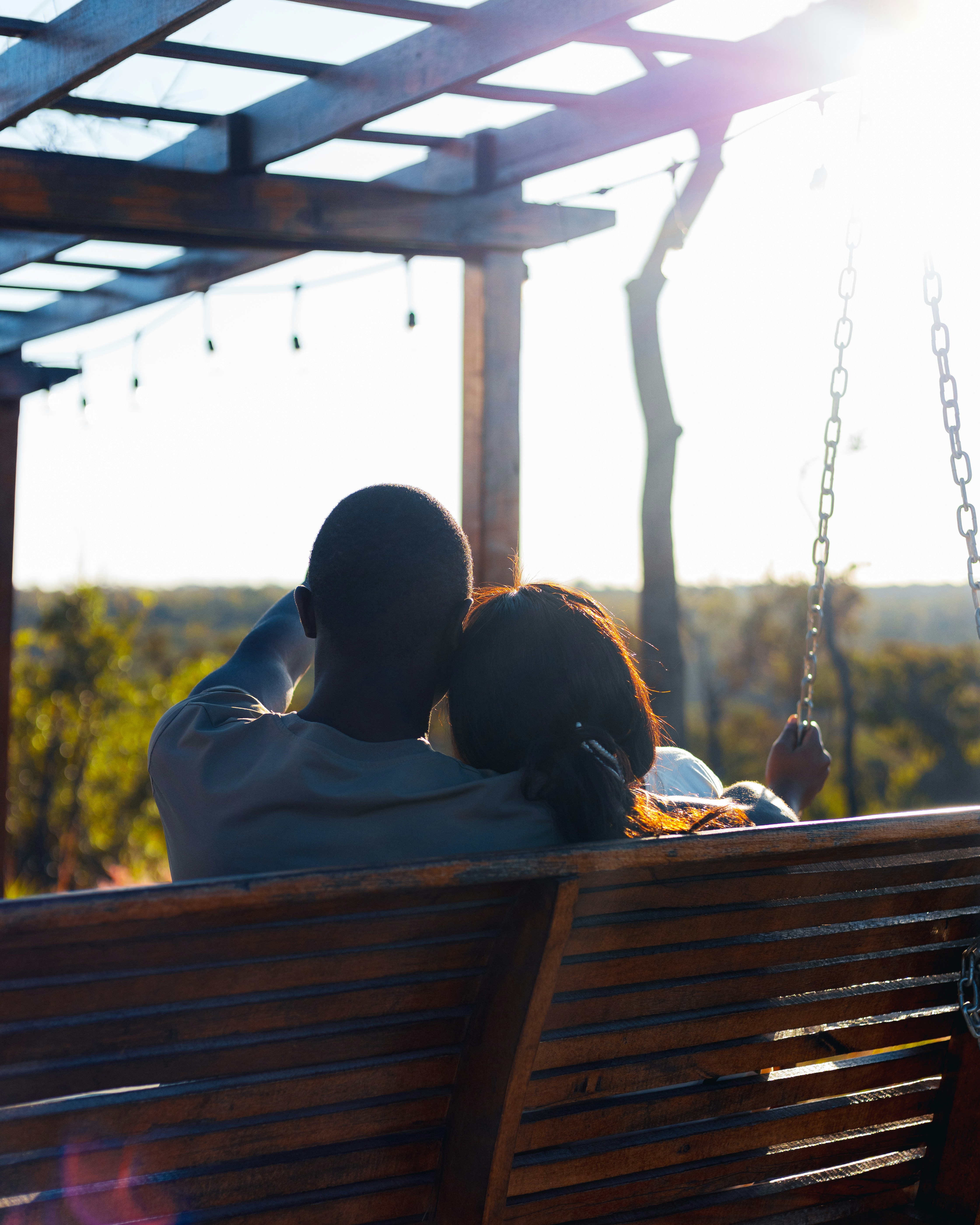 Le couple profite d’une balançoire par une journée ensoleillée.