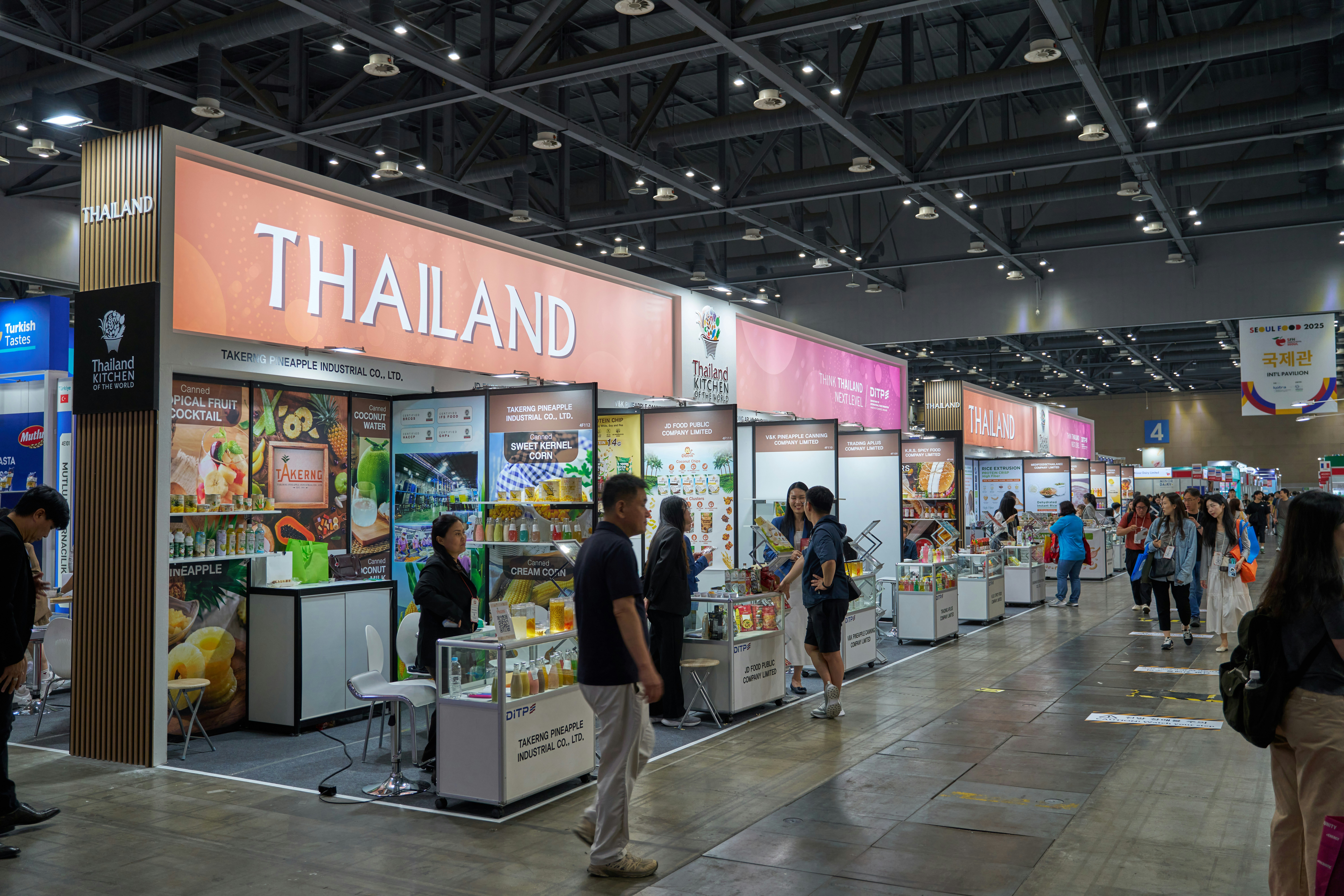 Un stand de feria comercial muestra productos de Tailandia.
