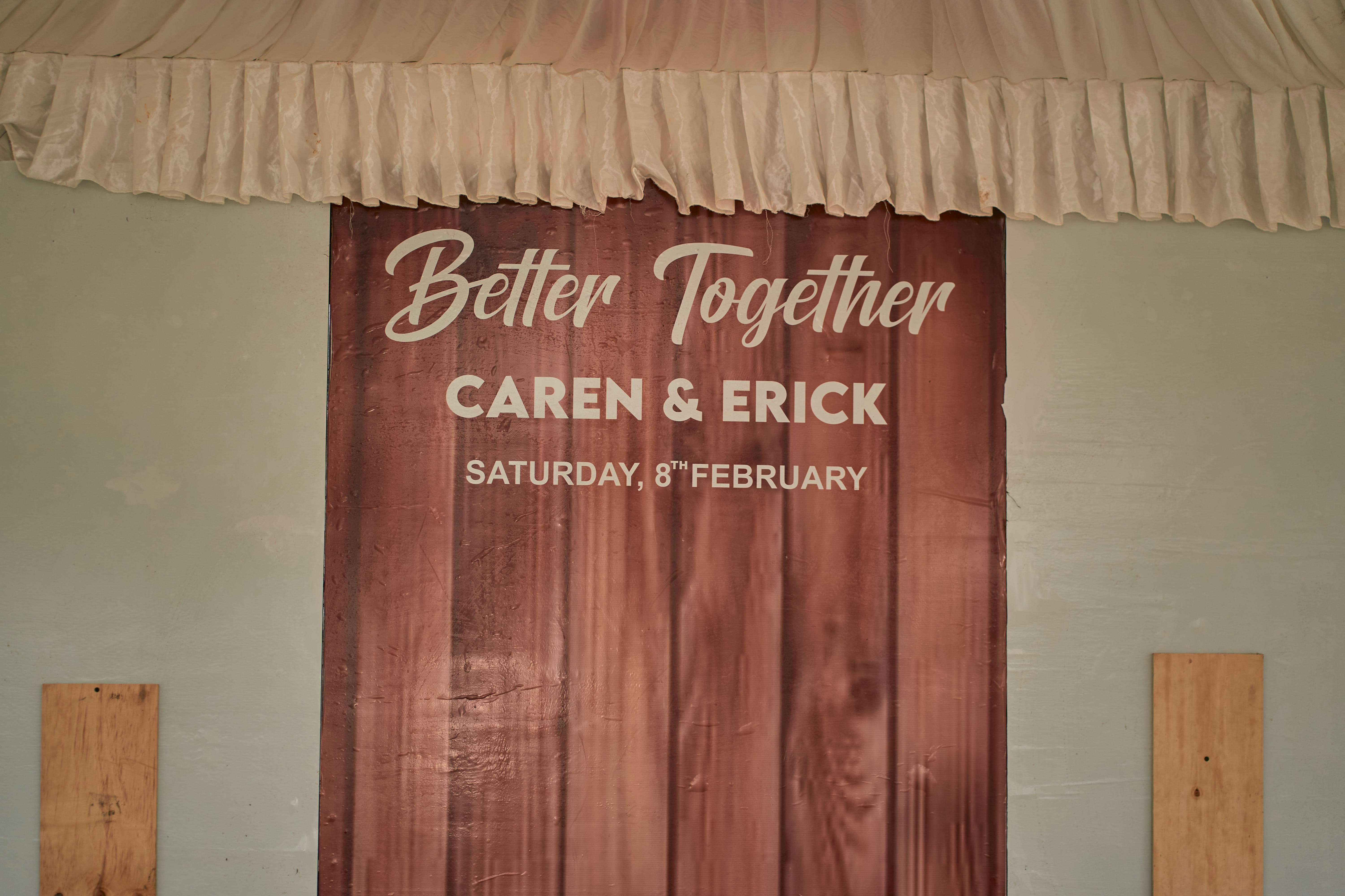 Cartel de boda que anuncia a Caren y Erick.