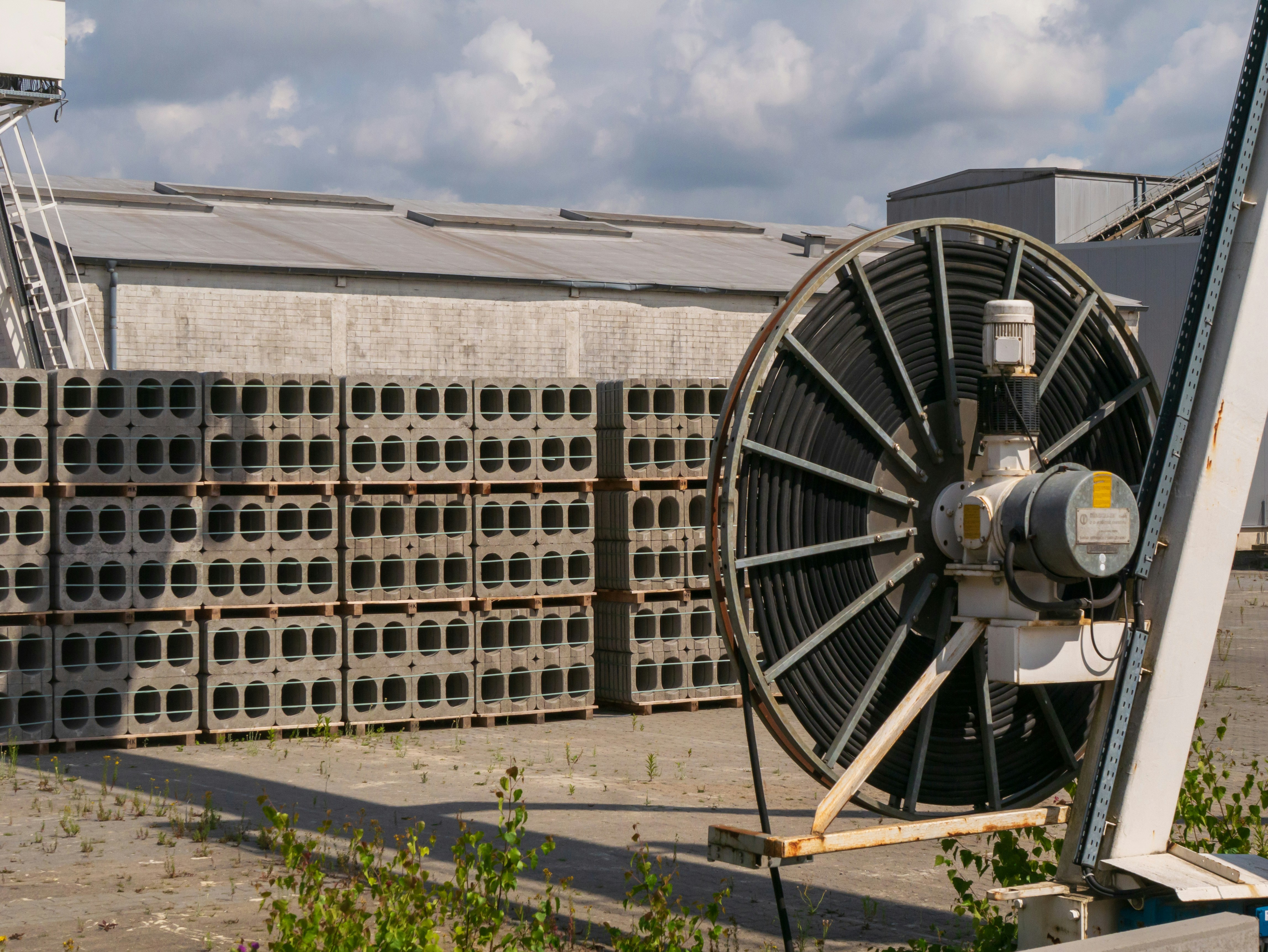フライホイール蓄電の寿命は？機械的貯蔵の耐久性と保守関連画像