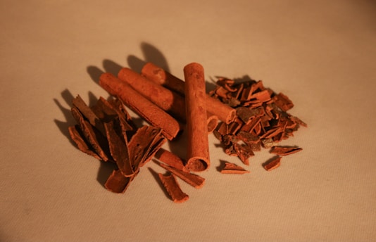 Cinnamon sticks and shavings are arranged.