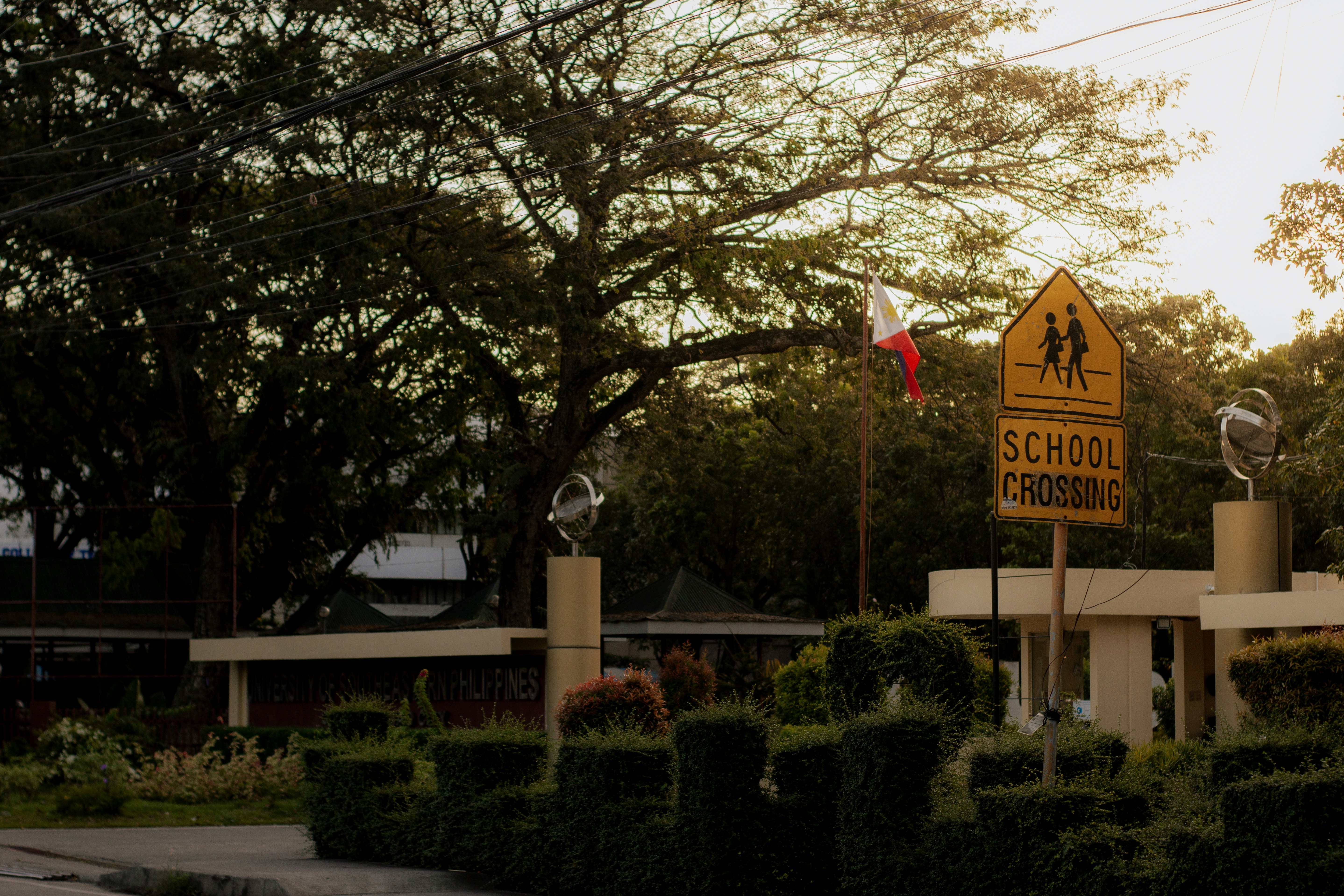 Schuleingang mit Schild zur Schulüberquerung.