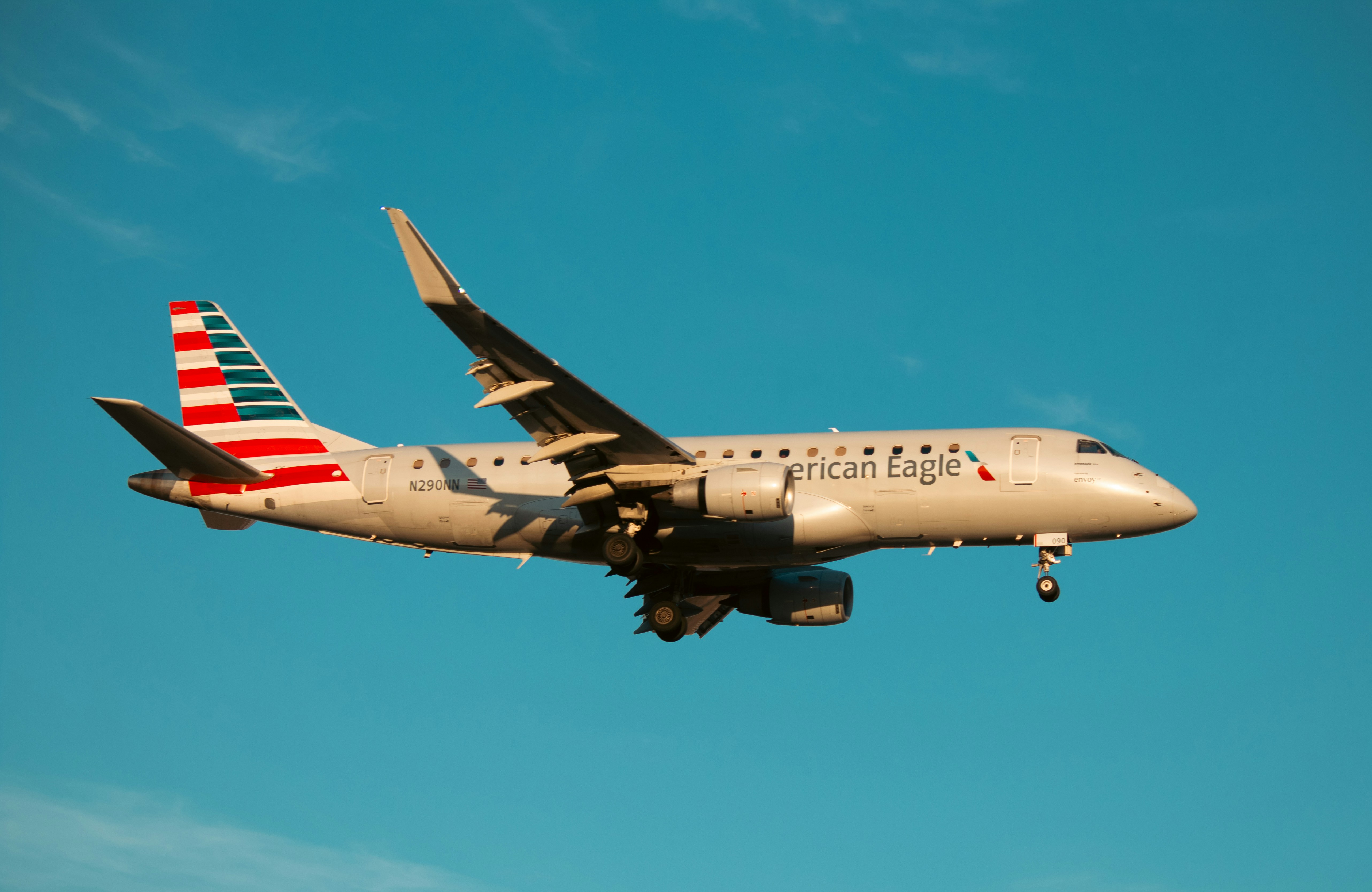An american eagle aircraft flies in the blue sky.