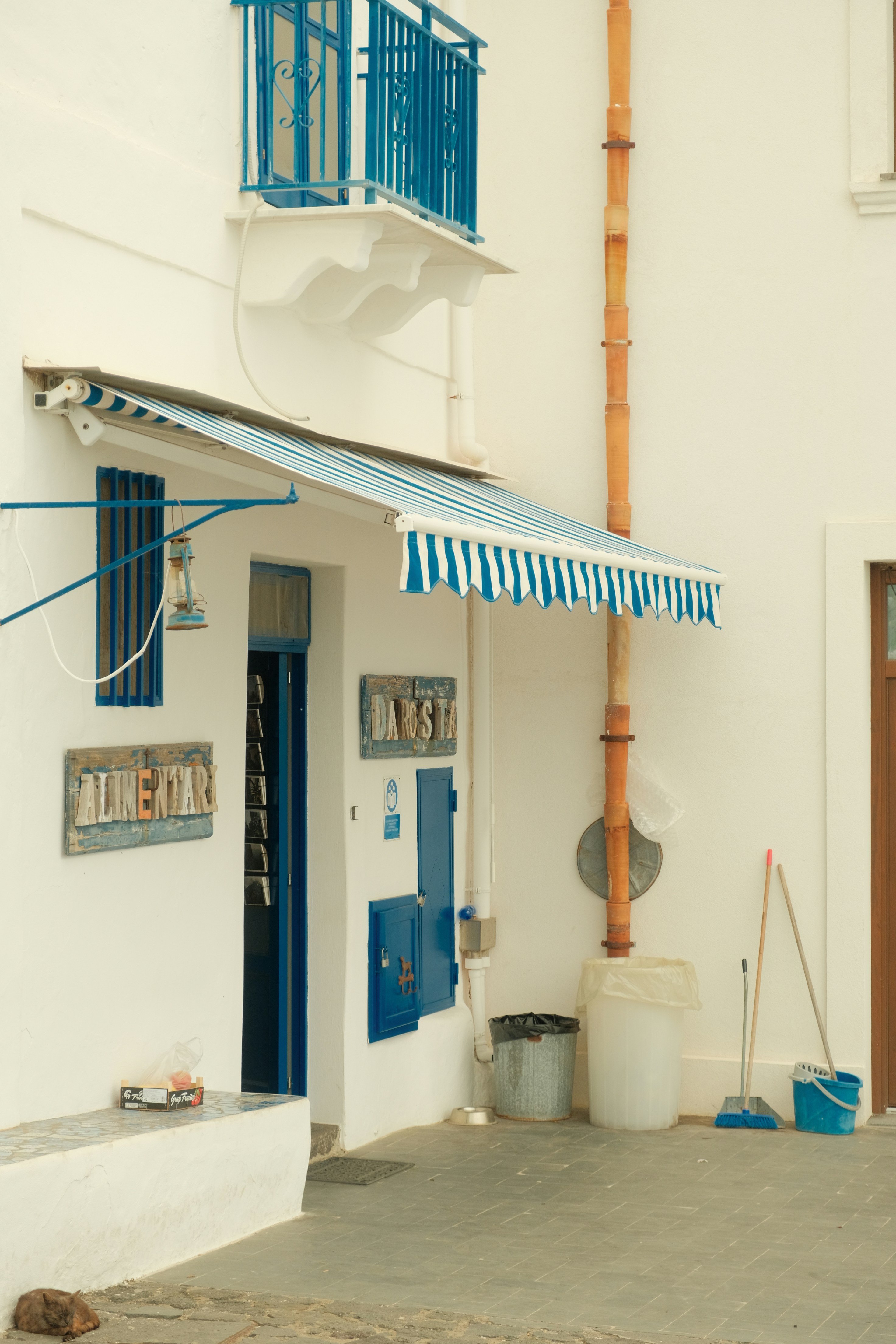 Une devanture peinte en blanc avec des accents bleus.