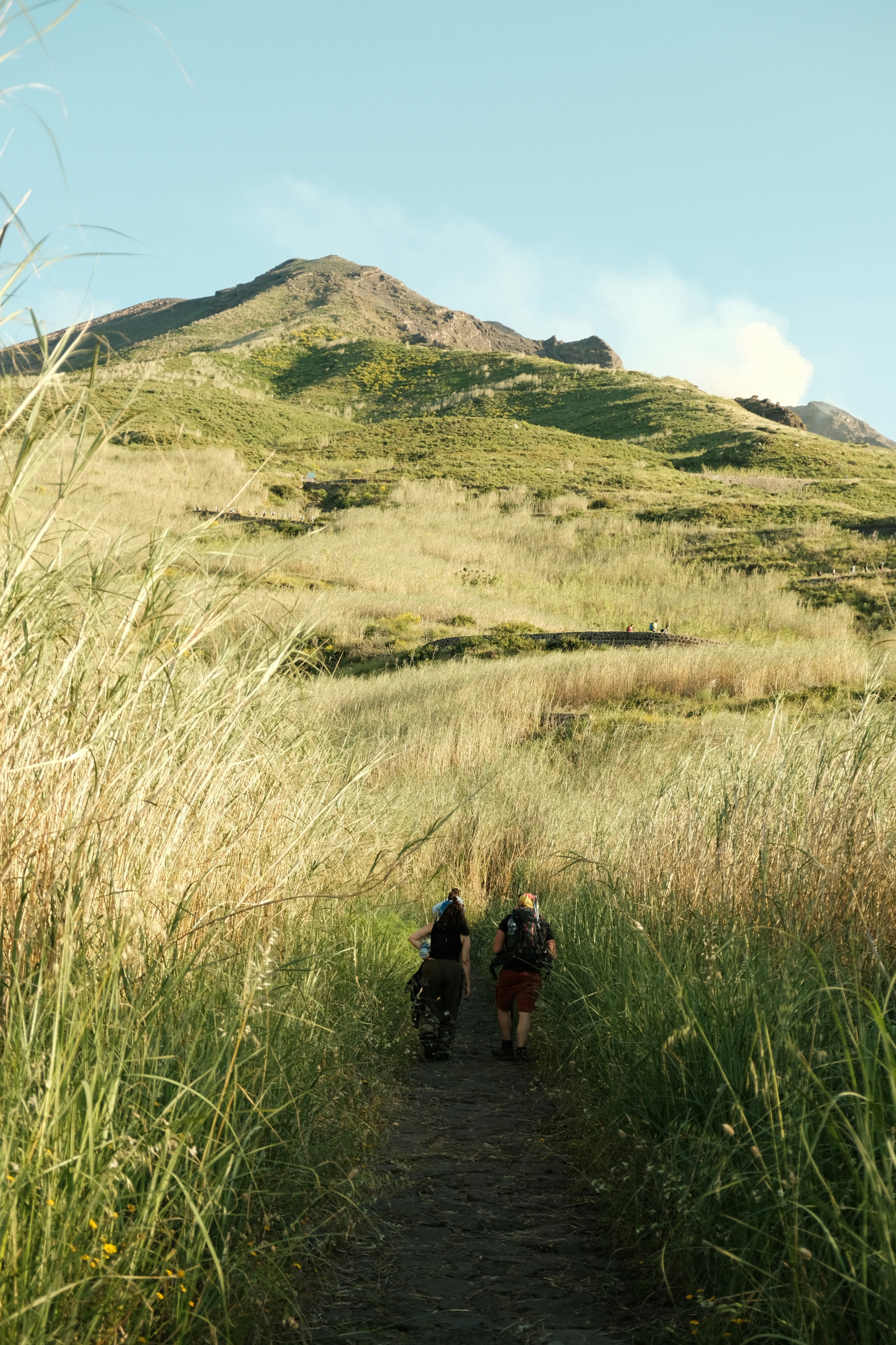 Deux personnes montent une colline.