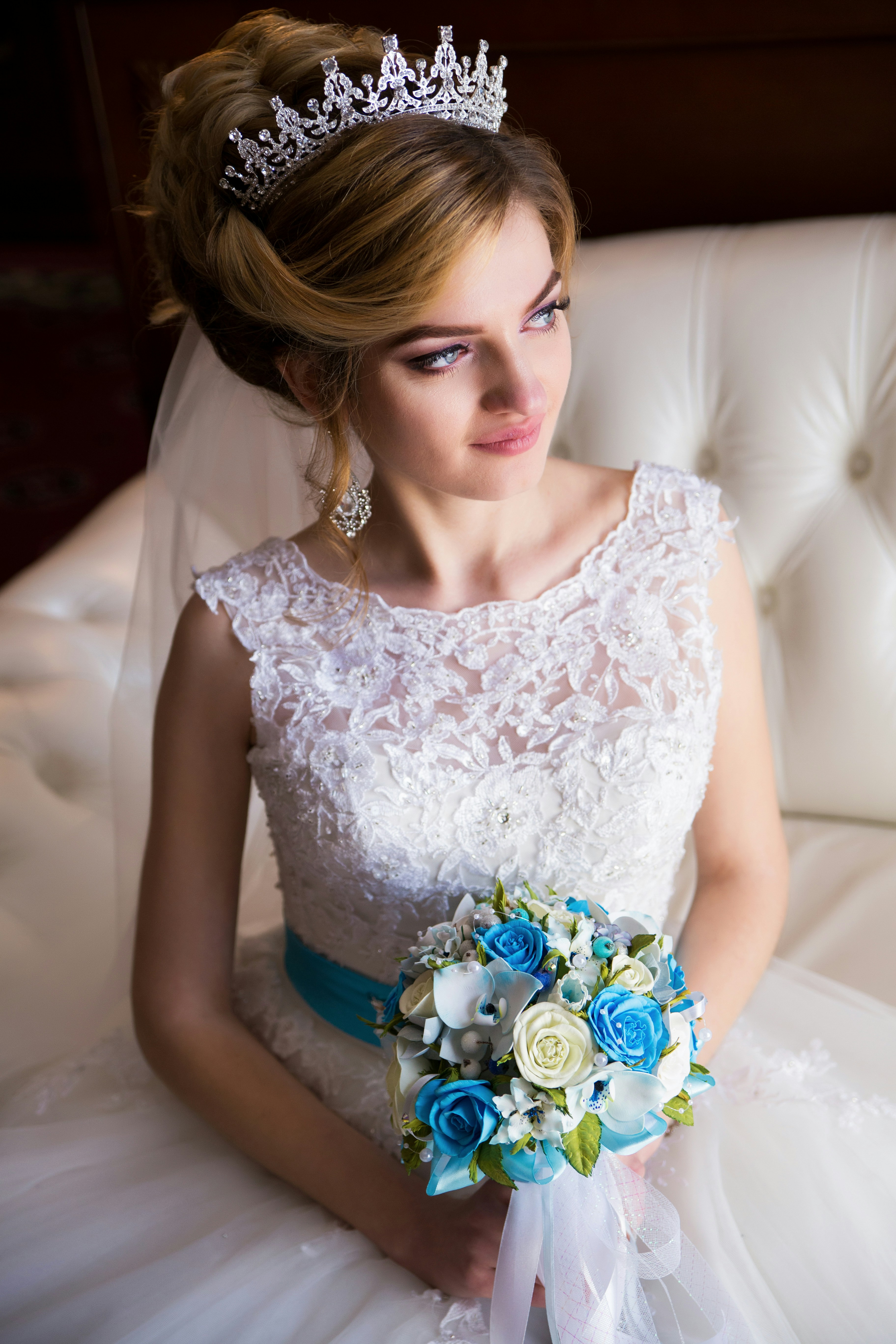 A beautiful bride poses with her wedding bouquet. photo – Free Flower ...