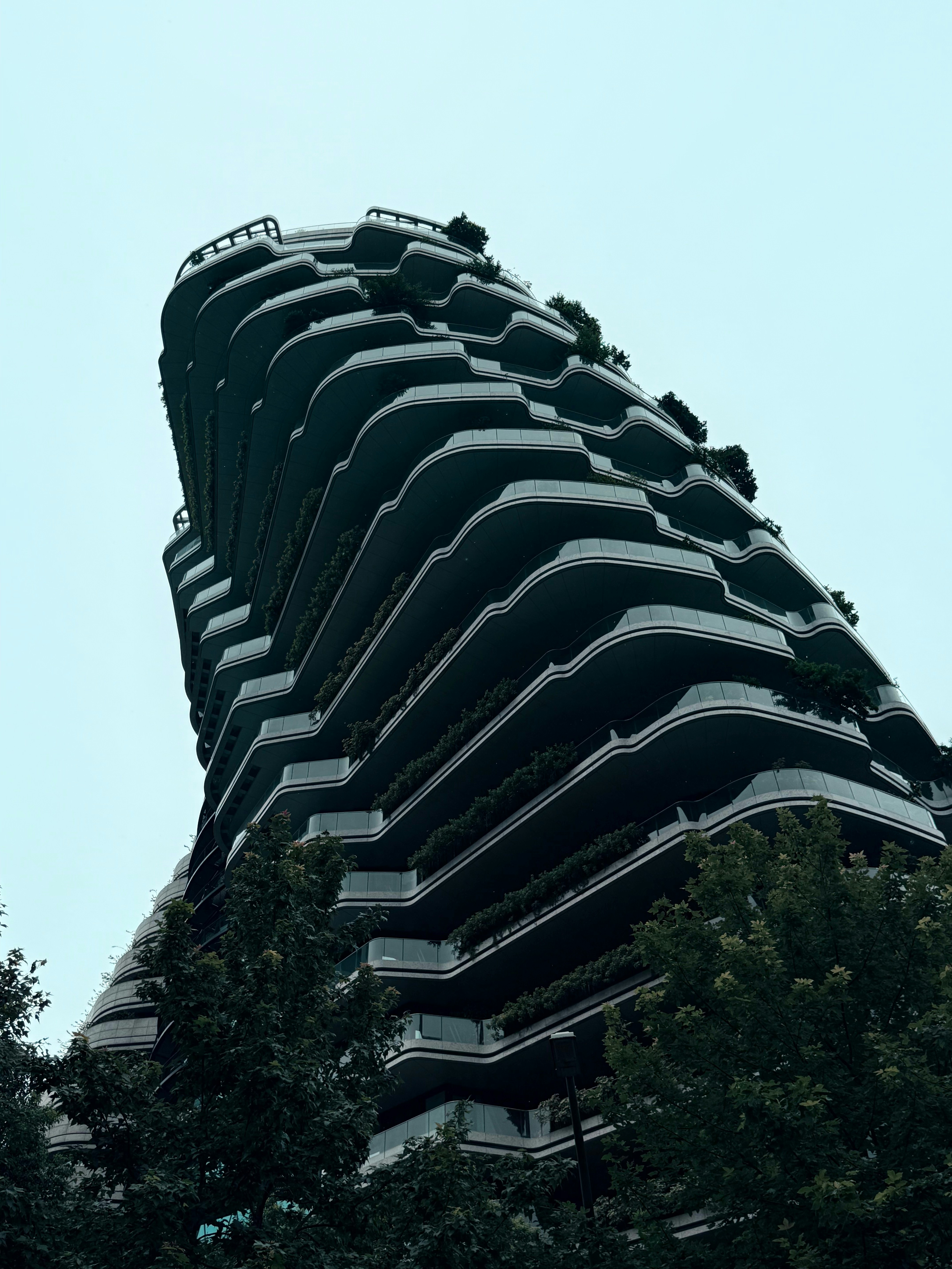 A tall building reaches upwards. photo – Free Building Image on Unsplash