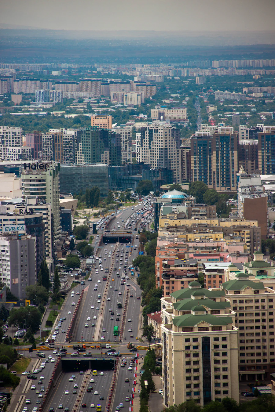 Автомобильный поток и городская застройка Алматы