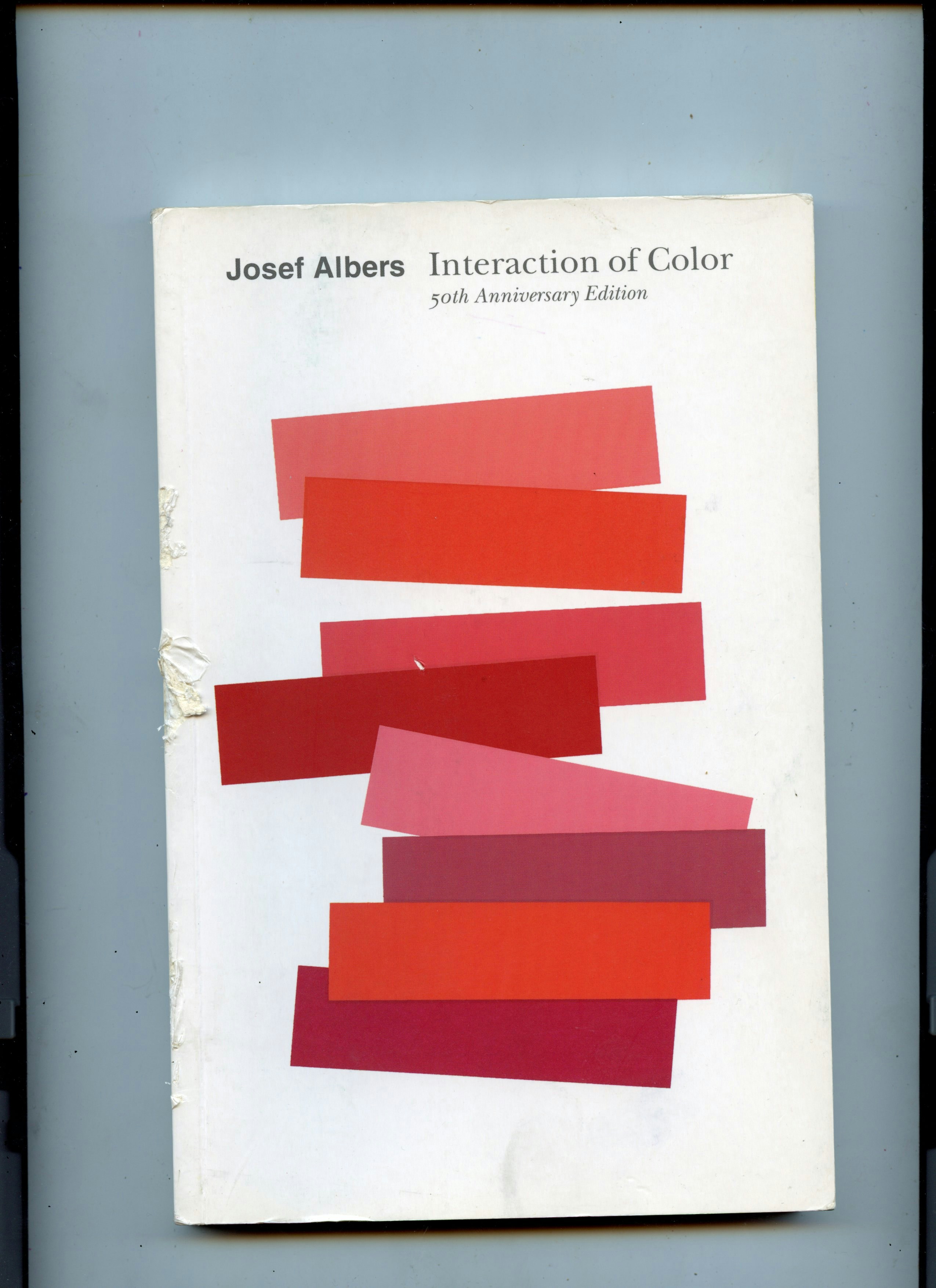 이미지는 "Interaction of Color"라는 책을 보여줍니다.
