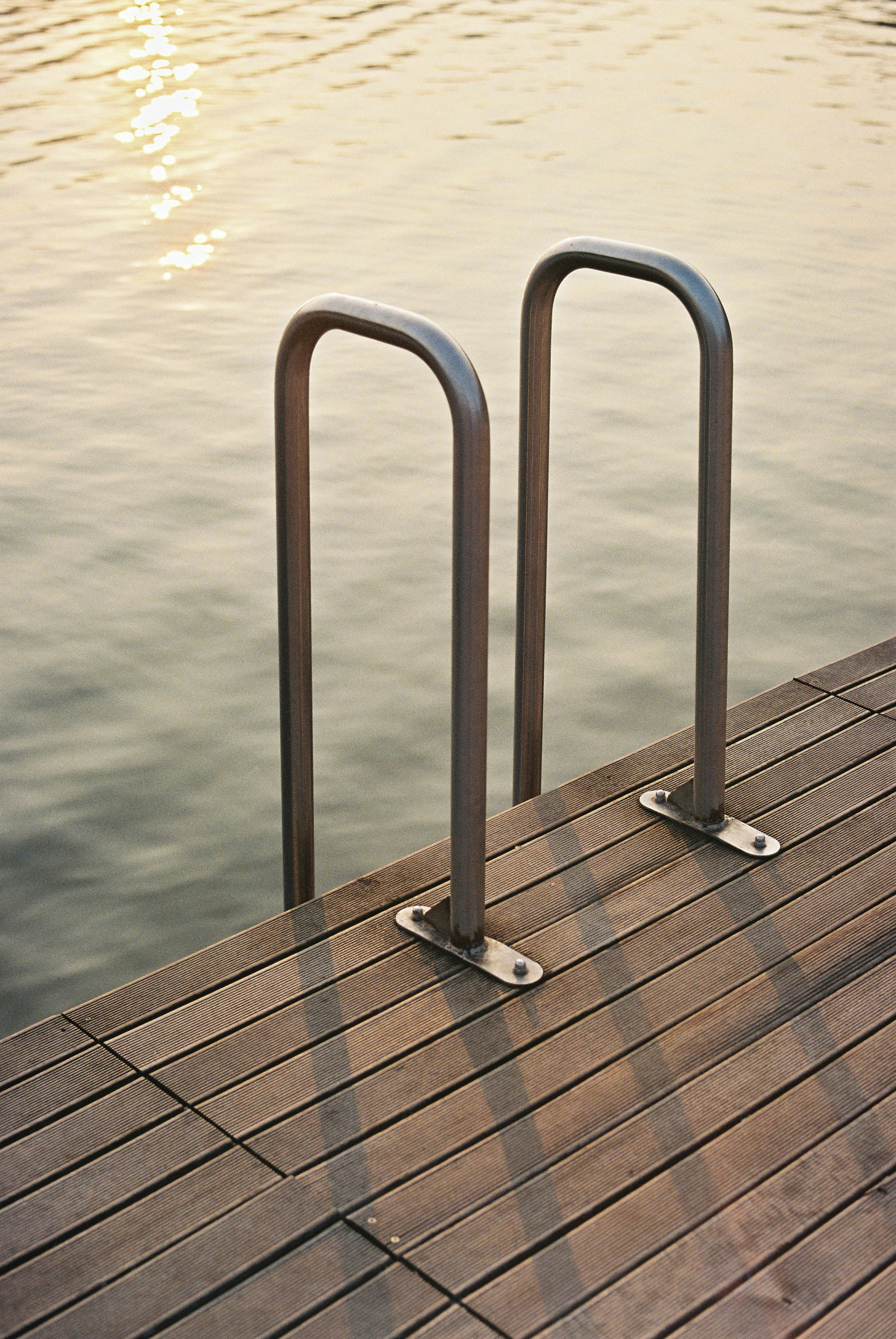 L’échelle permet d’accéder au bord de l’eau.