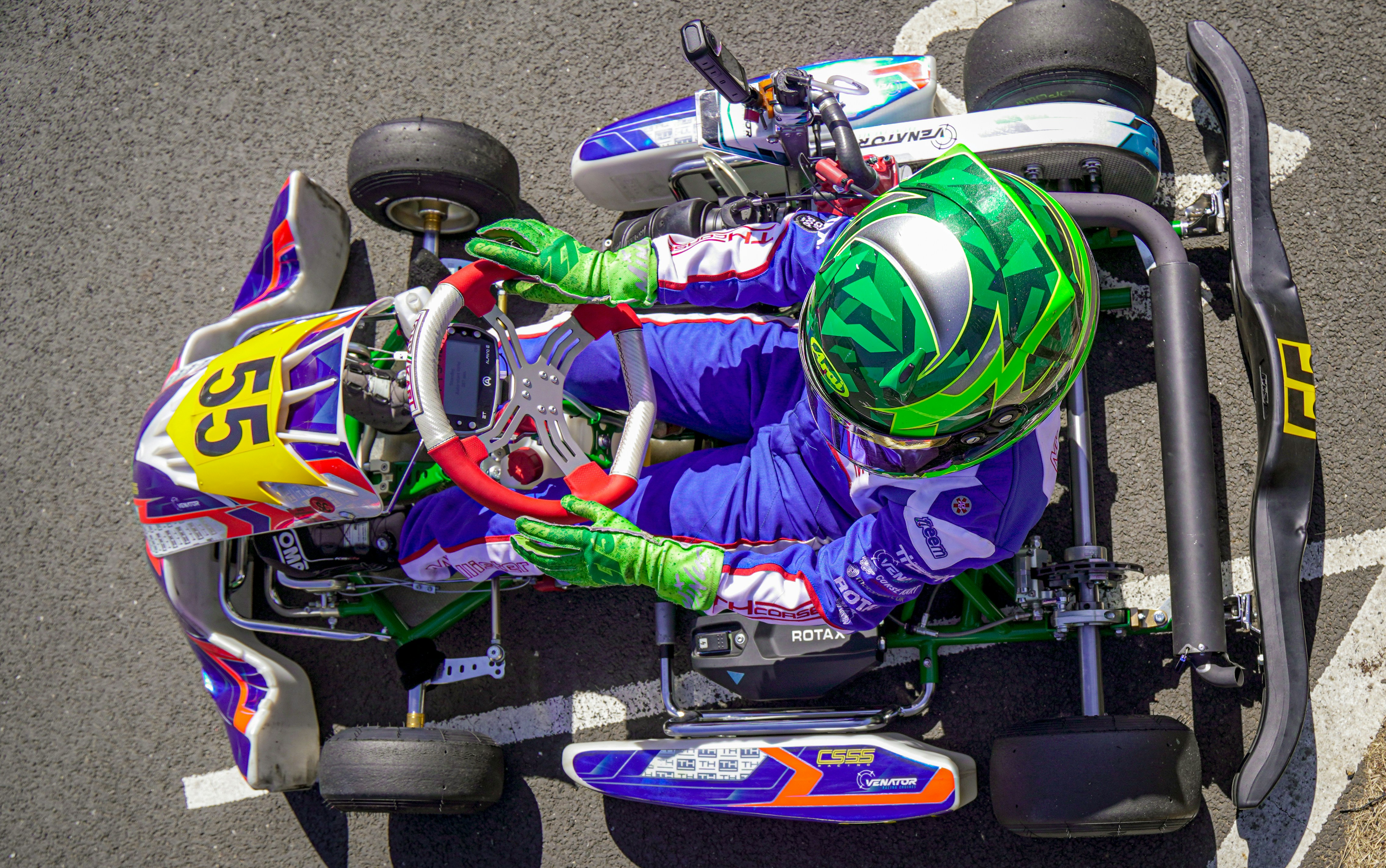 Fahrer im Rennanzug auf einem Go-Kart