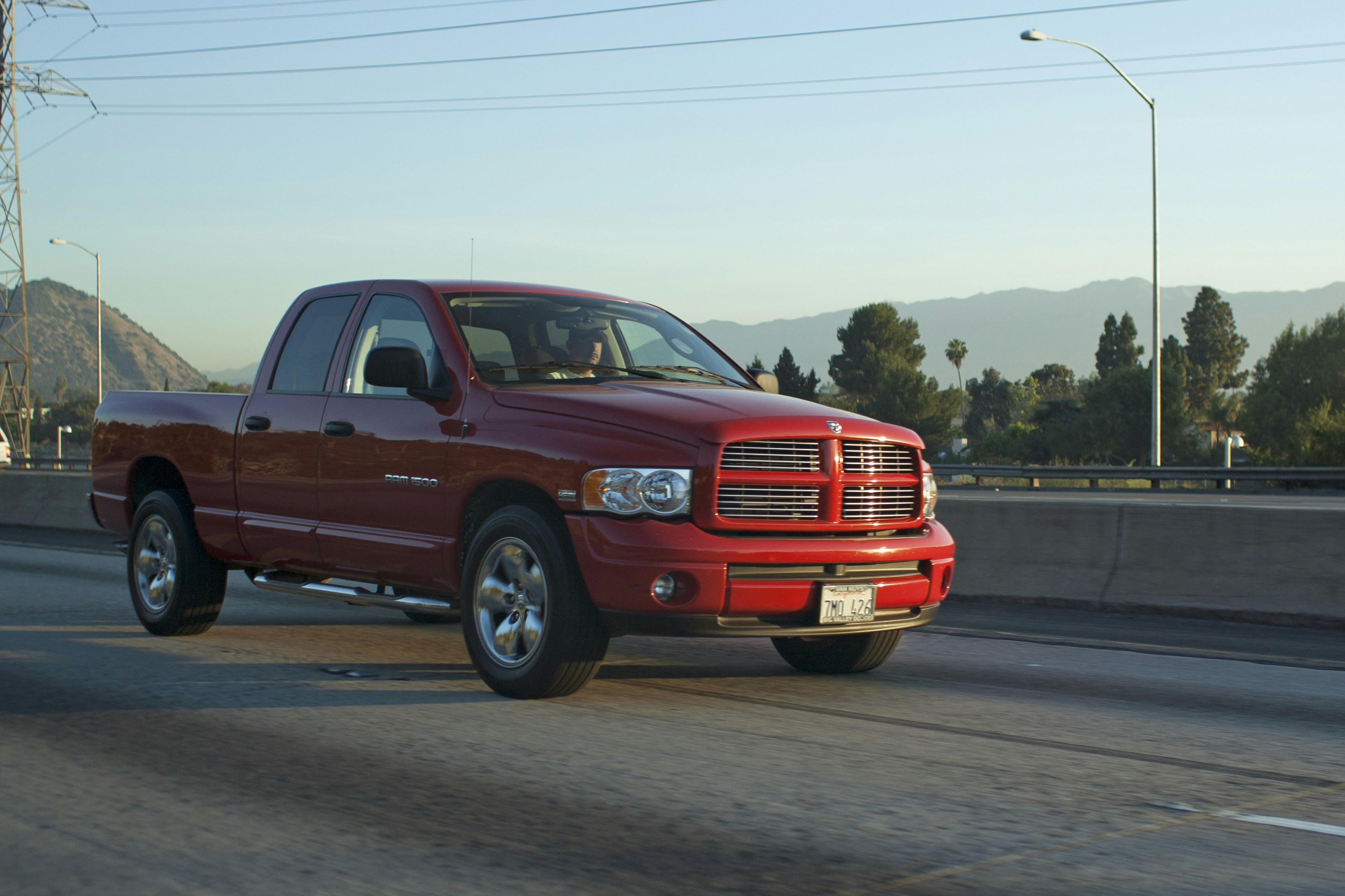 Camionnette dodge bélier rouge roulant sur la route.