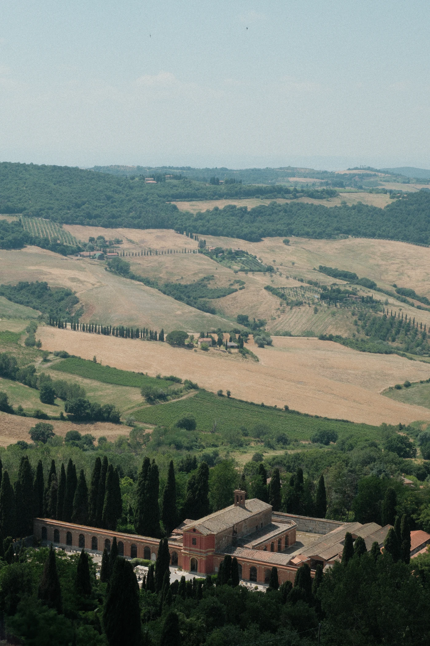 Colinas verdes de la campiña de la Toscana en verano, Italia