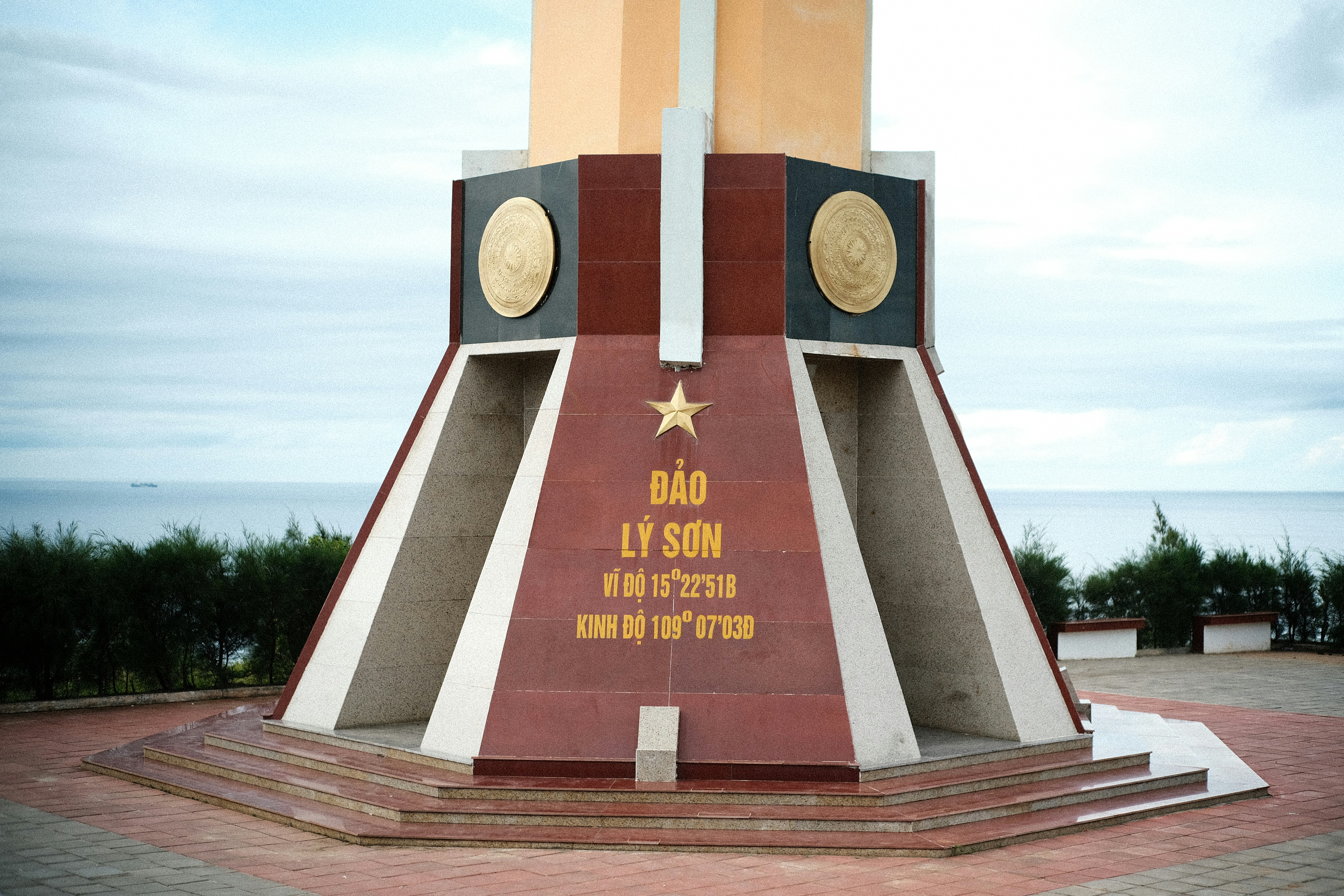 The monument on ly son island is shown.