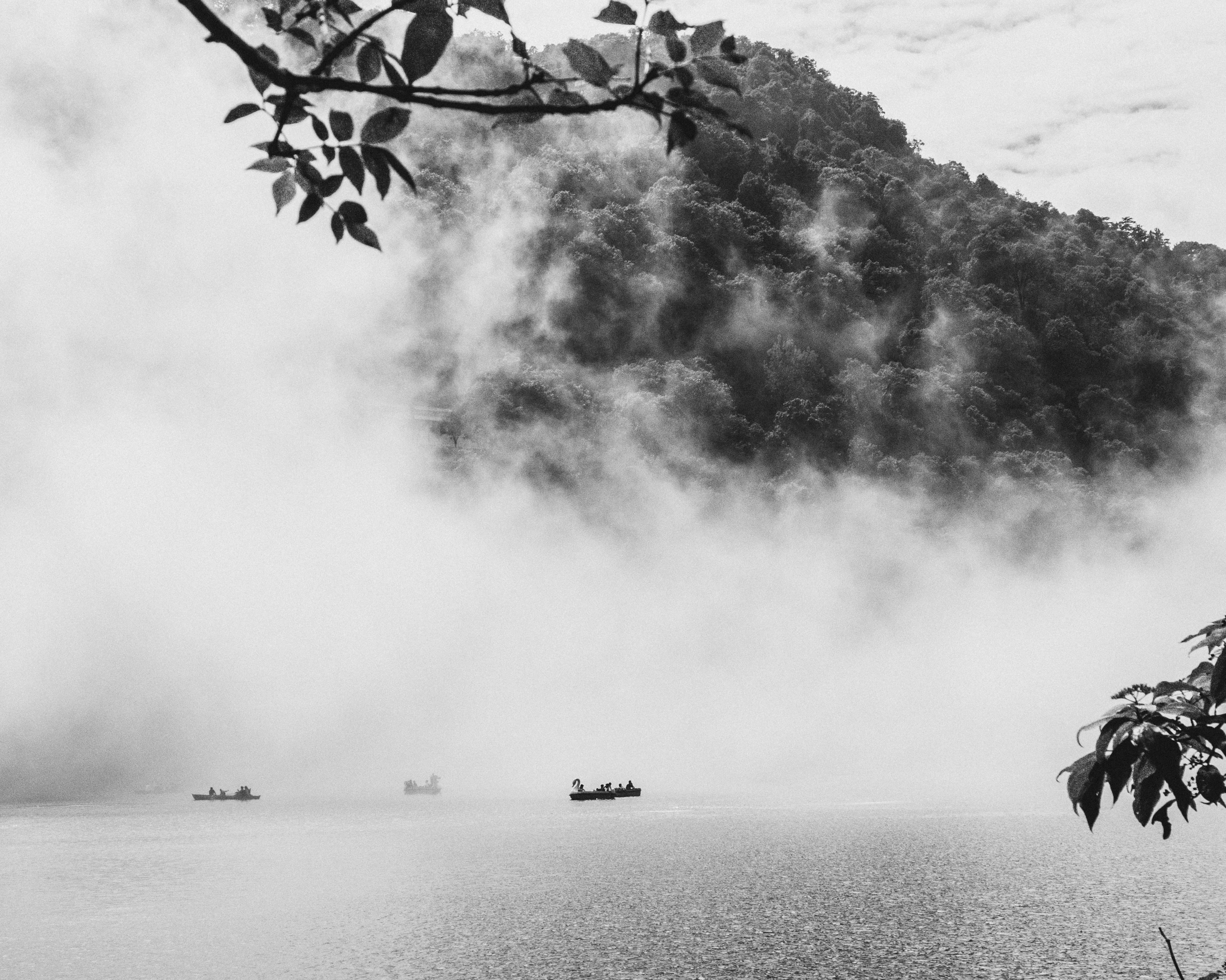La nebbia oscura le montagne e le barche.