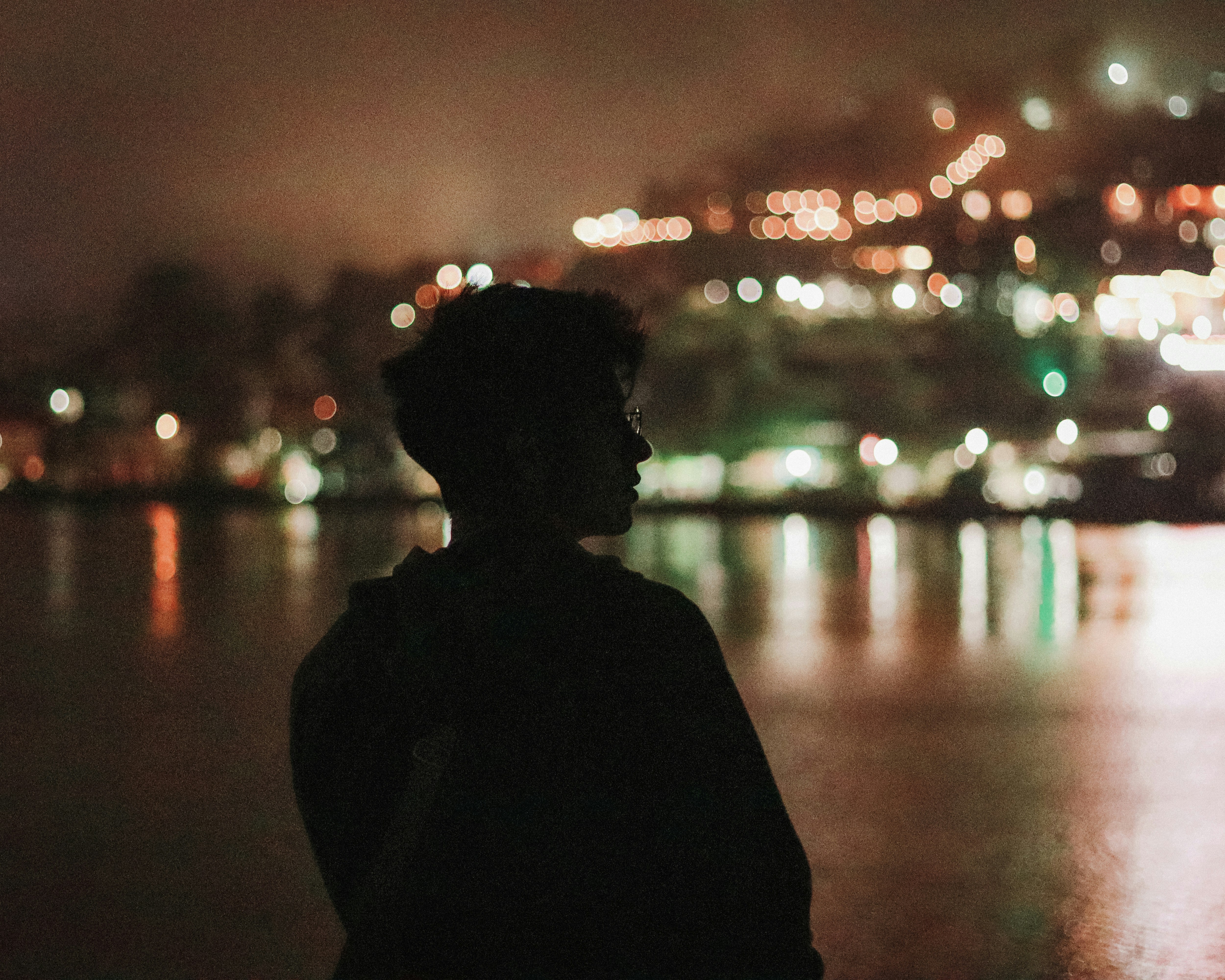 Una persona guarda le luci notturne.