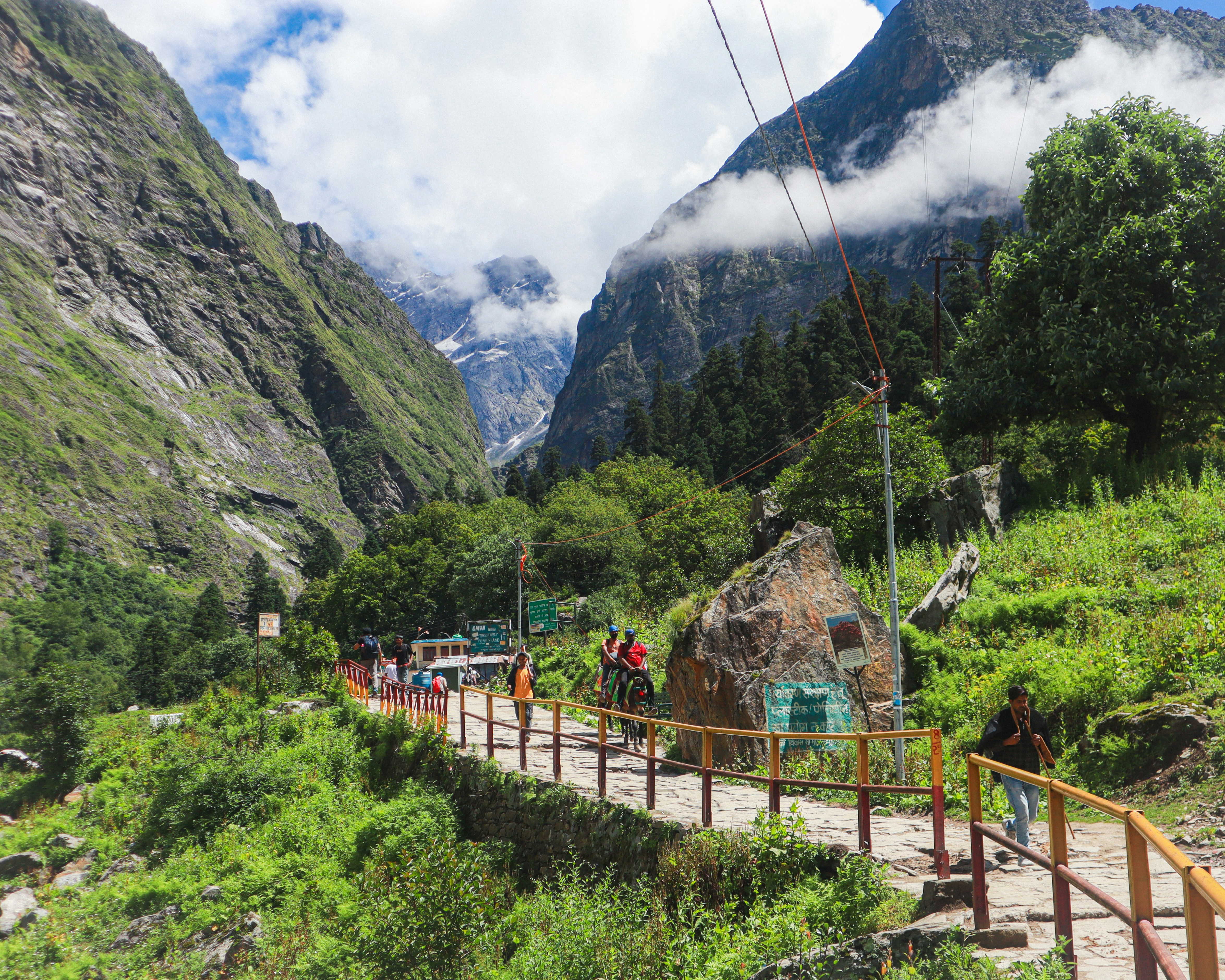 Un sentiero panoramico di montagna.
