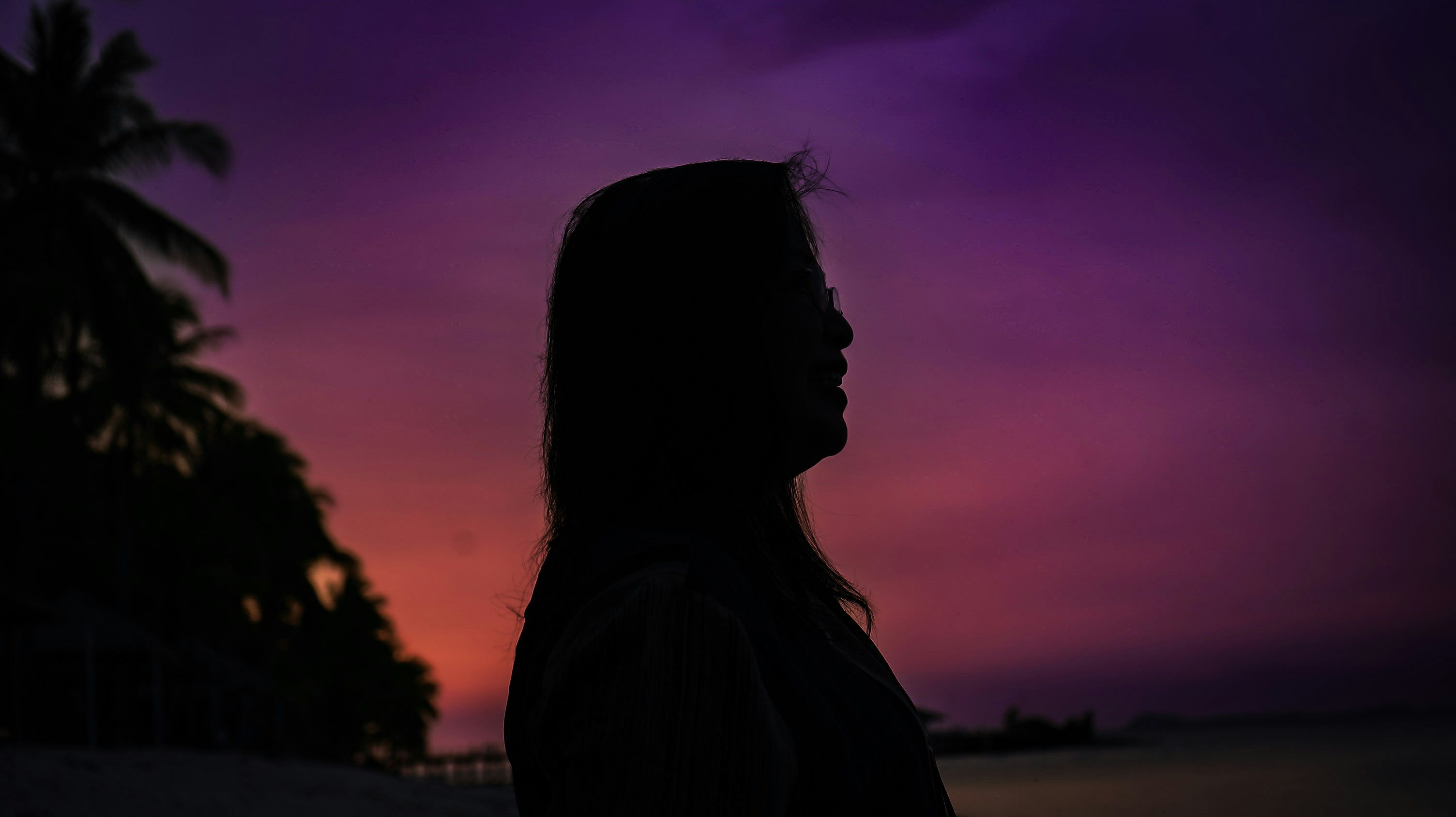 Silueta de una mujer al atardecer.
