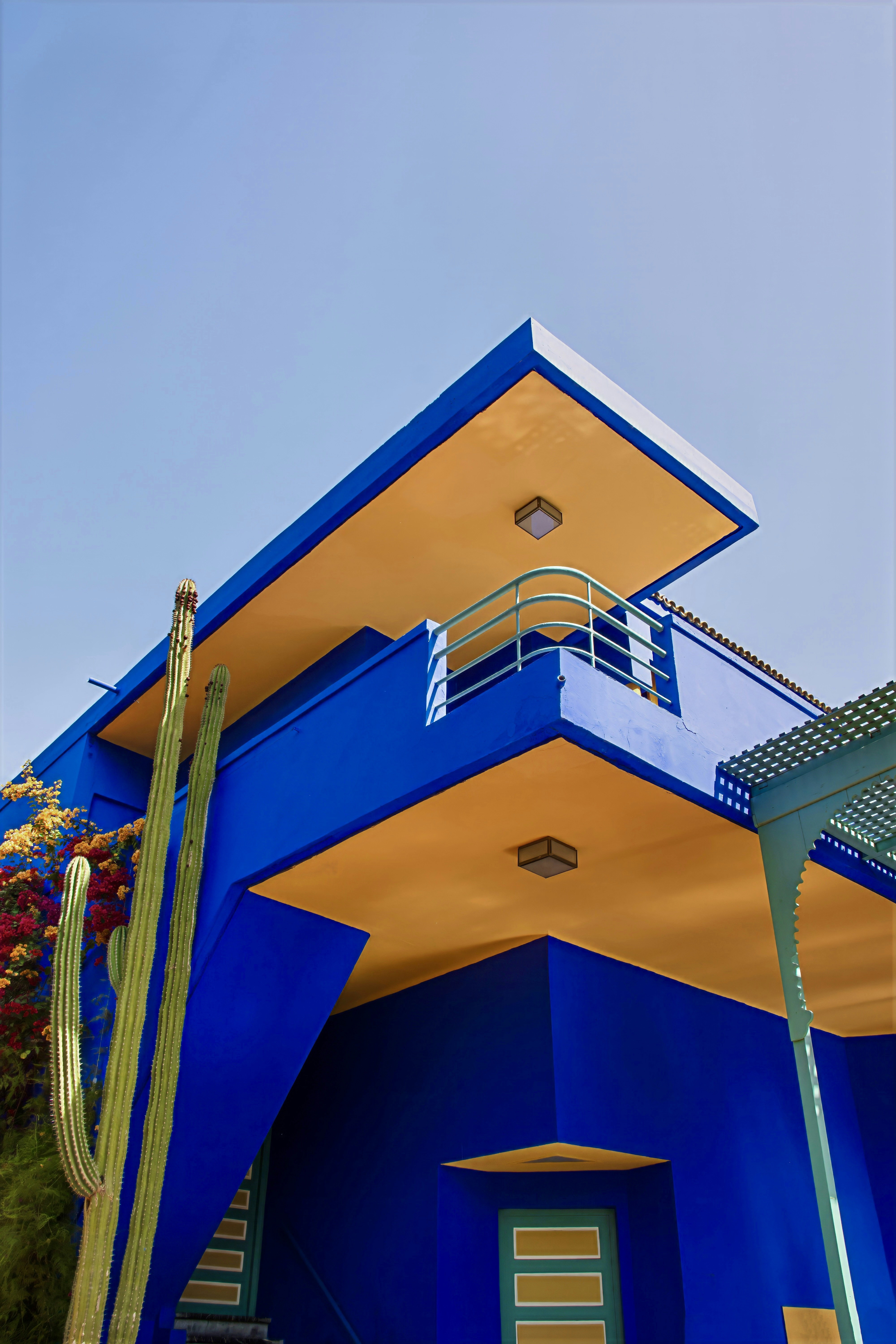 Ein hellblaues Gebäude mit gelben Akzenten.