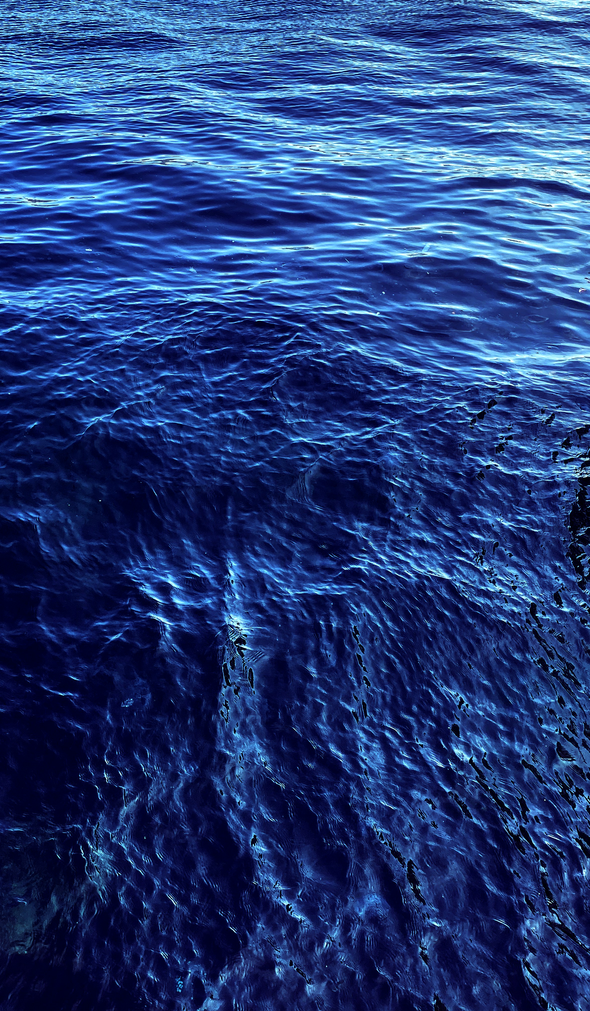 Tiefblaues Wasser mit Wellen. Foto – Kostenloses Bild zum Thema Meer auf  Unsplash, image size:3000x5138