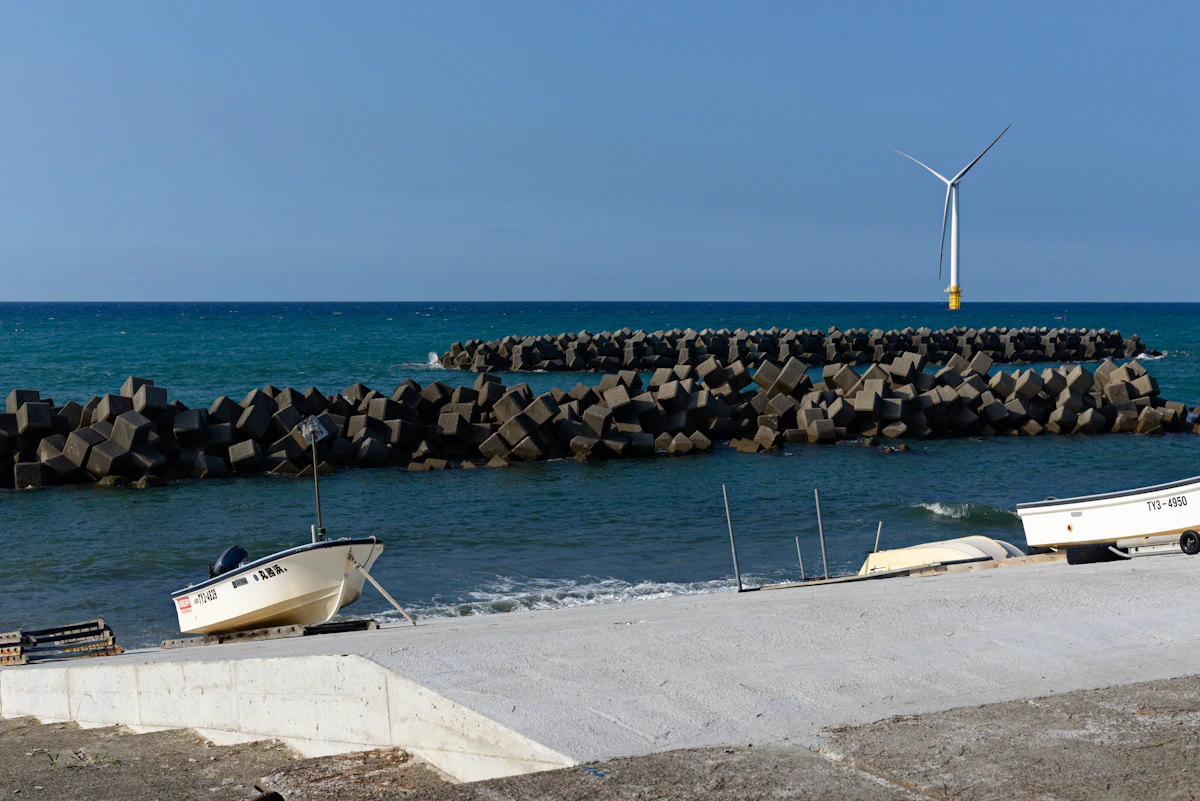 Turbina de eólica marina en el océano al atardecer