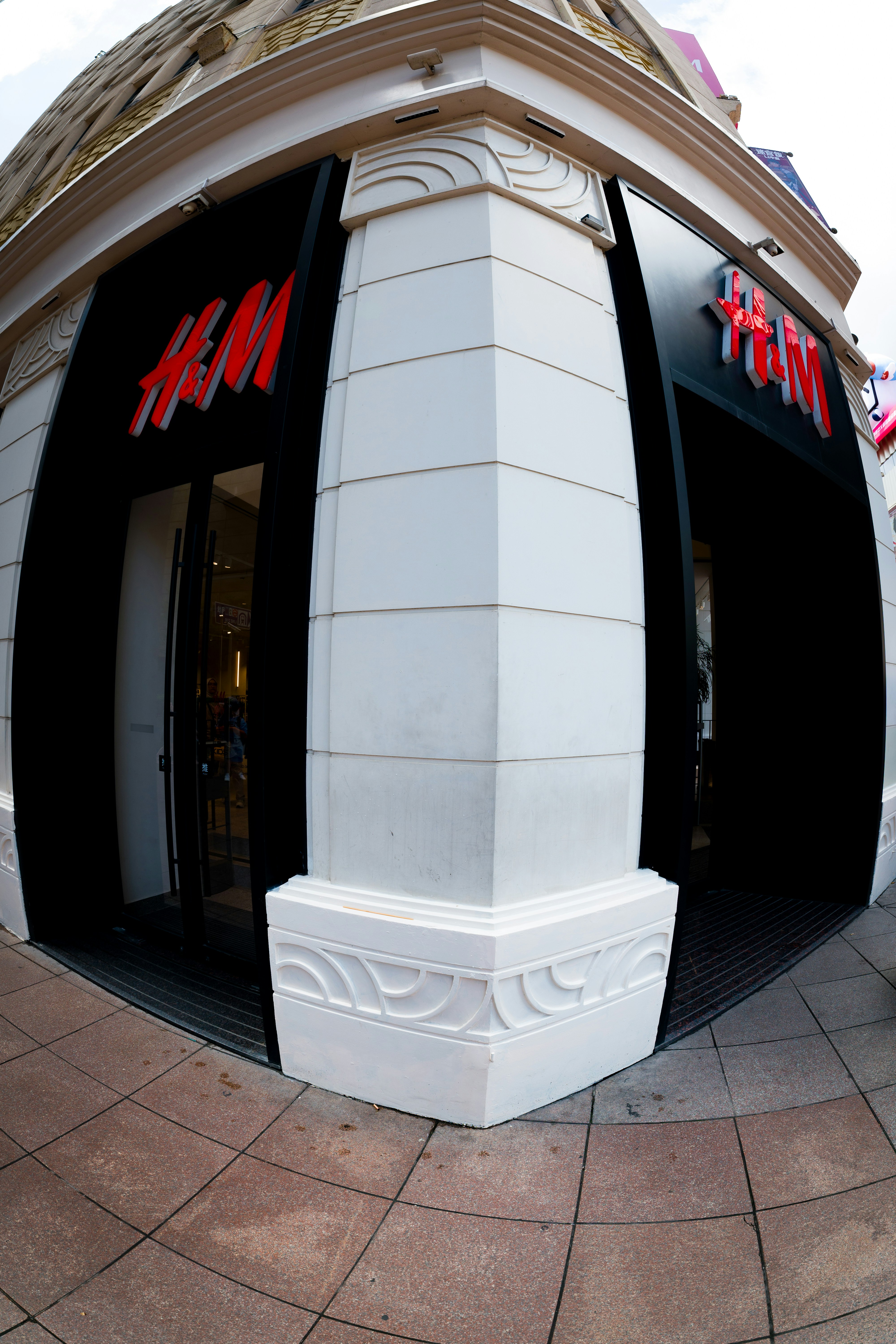 L'ingresso di un negozio h&m su un angolo.