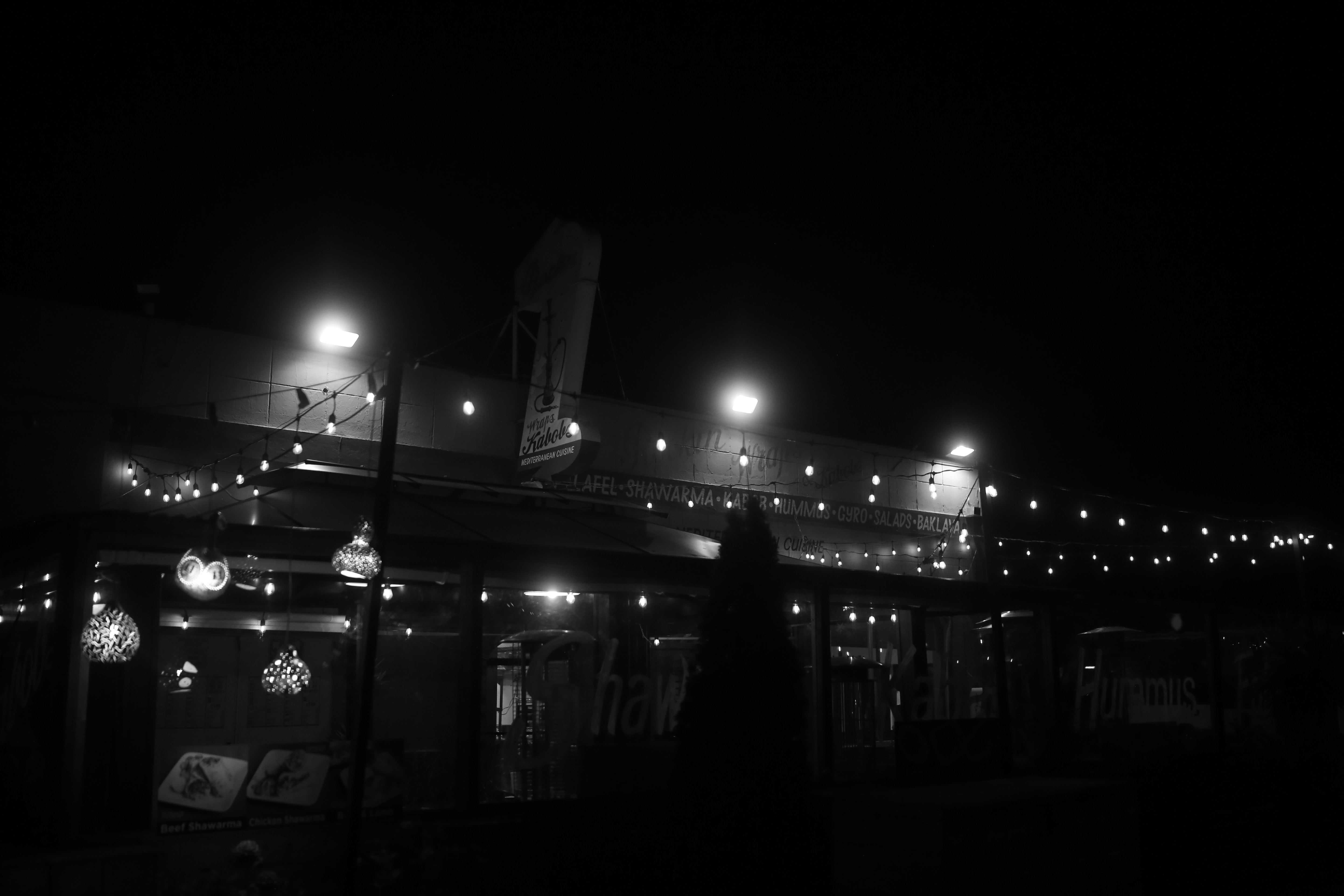 Jugadoras calentando en un estadio iluminado antes del partido