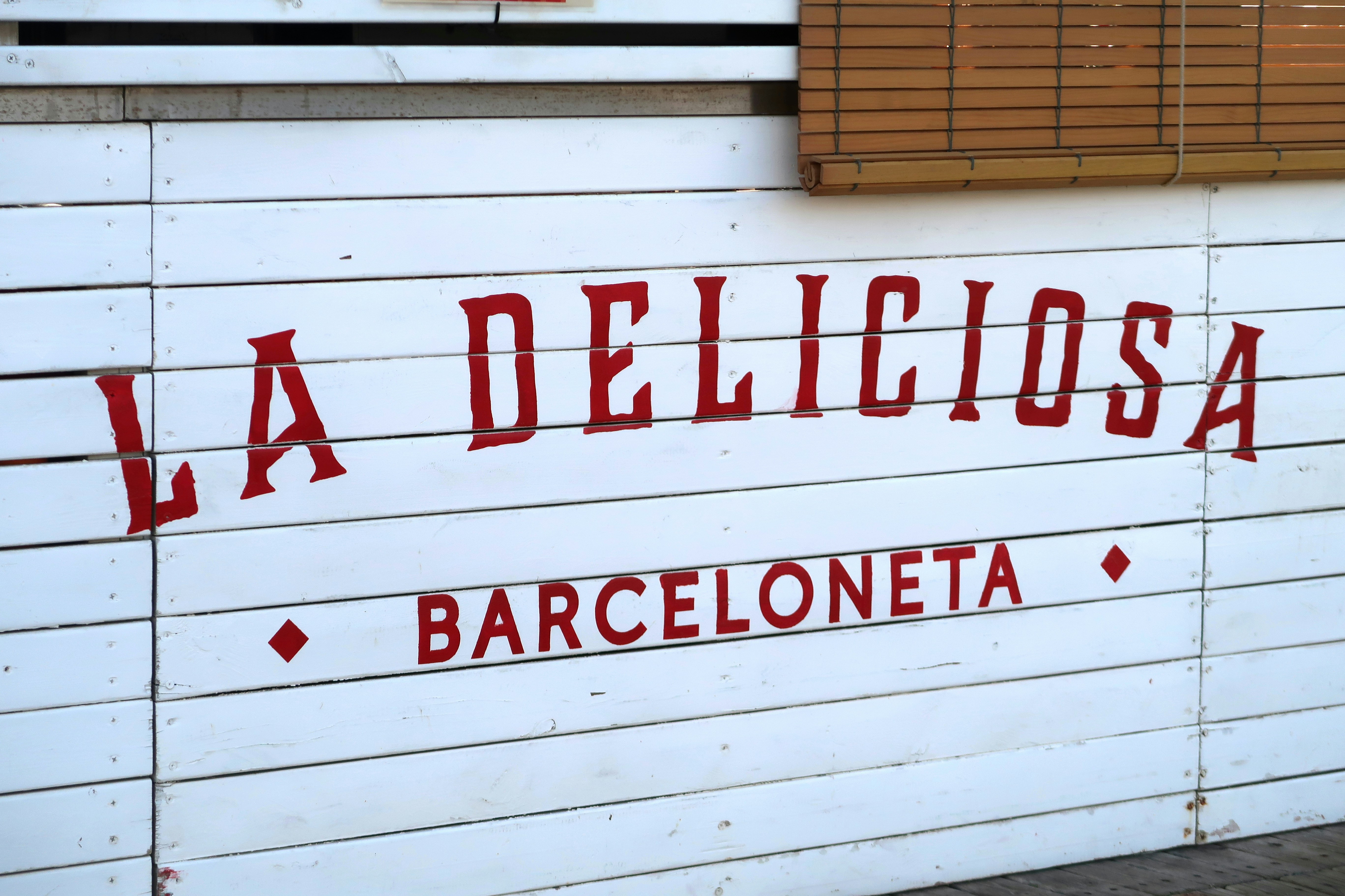 The image shows a sign that says "la deliciosa."