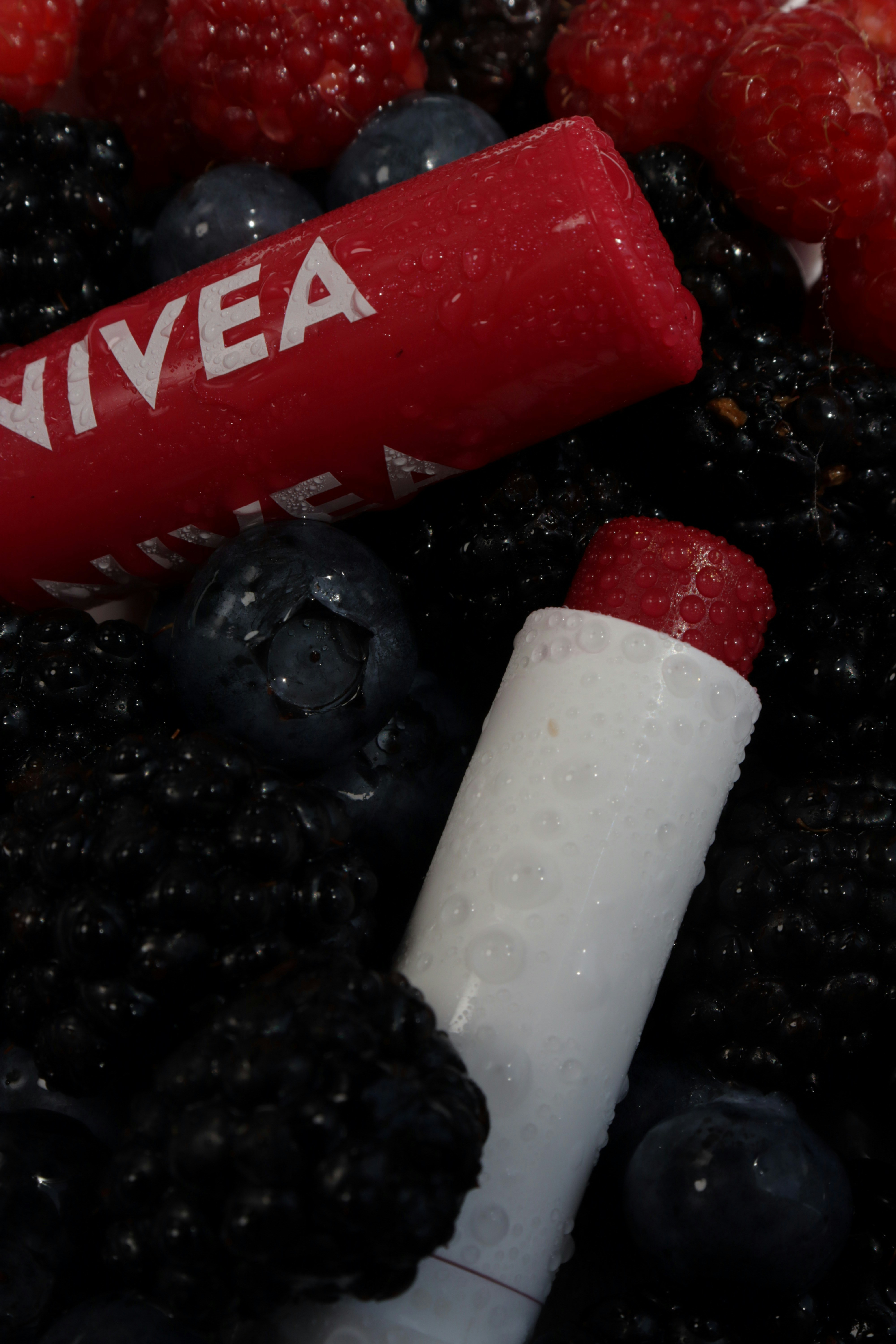Los lápices labiales anidan entre las bayas frescas.