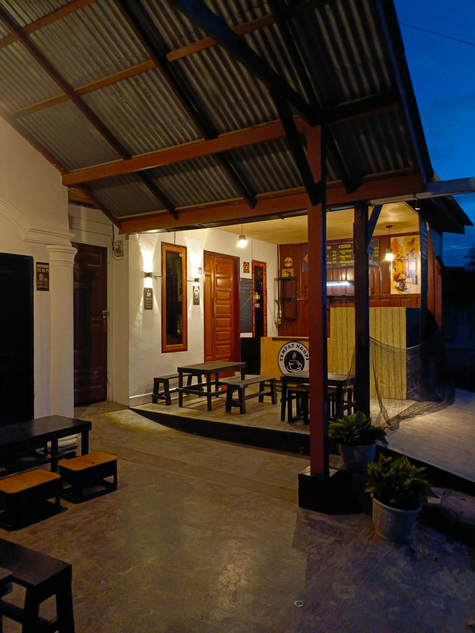 Sudut kafe yang nyaman dengan sofa untuk bersantai.