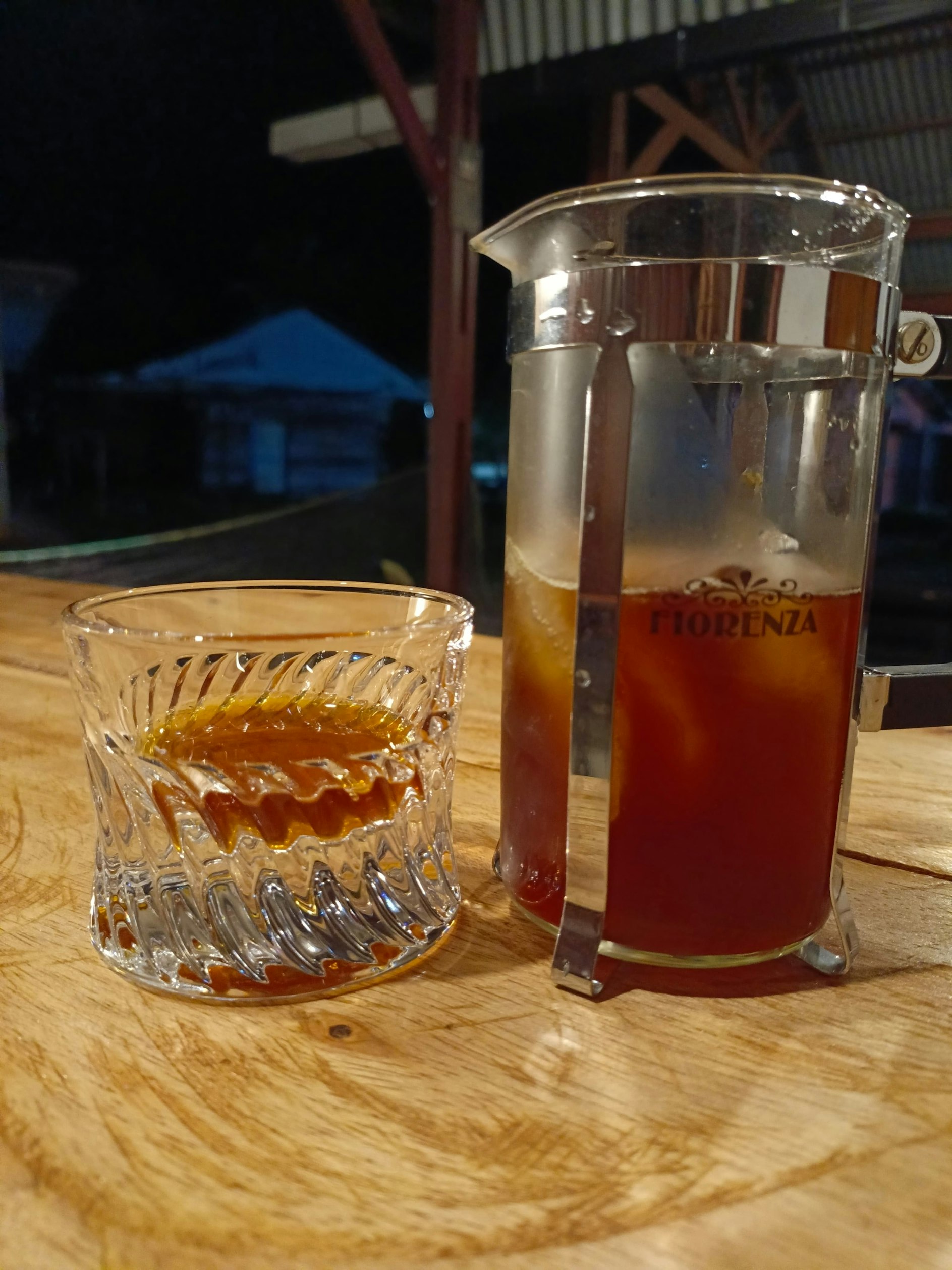 Secangkir Signature Espresso panas di atas meja kayu.