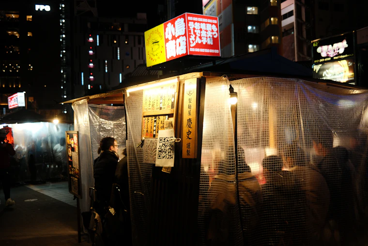 Warung yatai dengan lampu malam di Fukuoka, Kyushu