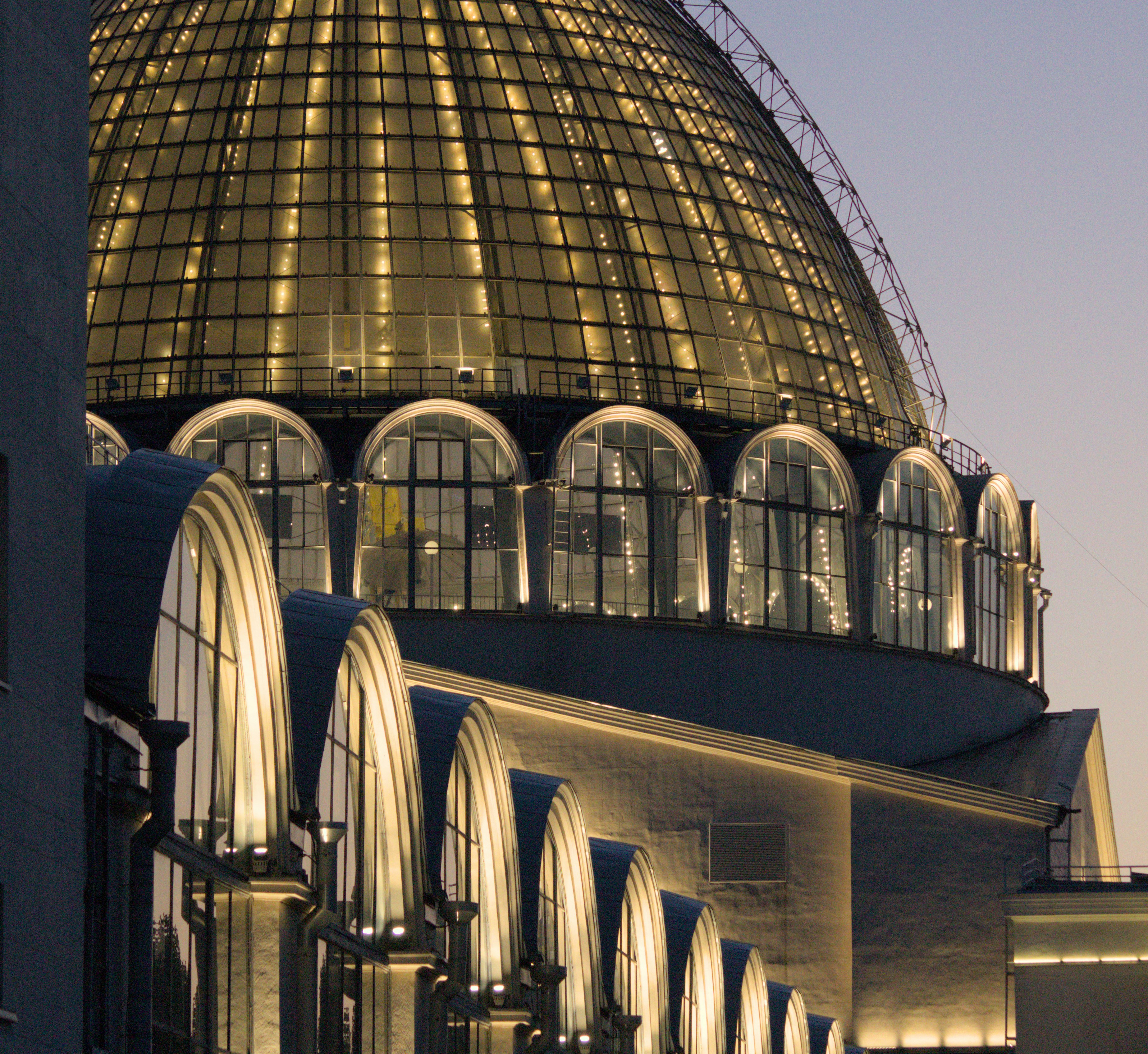 ガラスのドームを持つ美しい照明付きの建物。の写真 – Unsplash