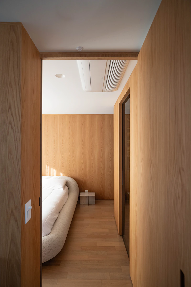 Bedroom furniture in solid hardwood