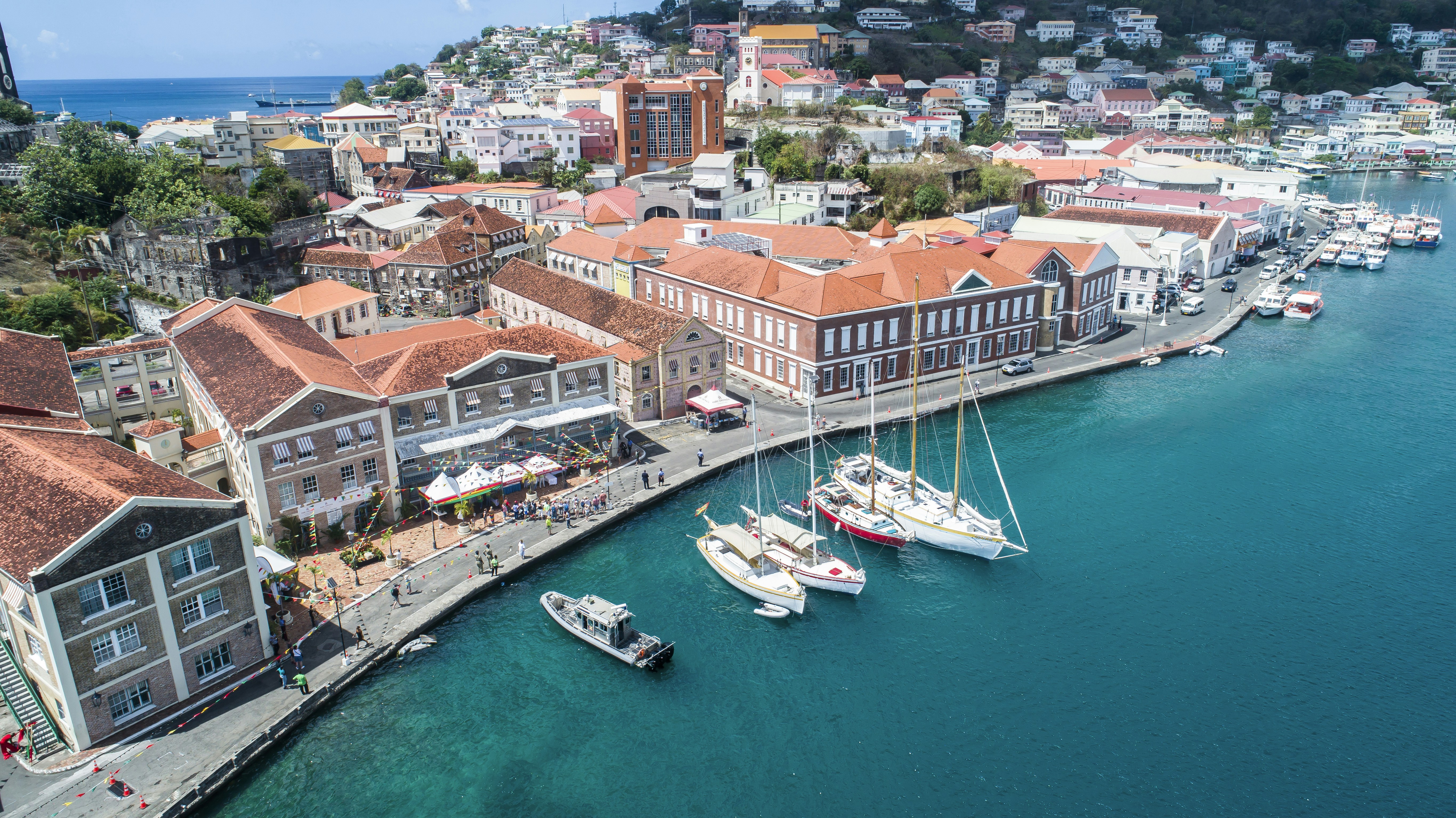 美しいウォーターフロントの街の空中写真。