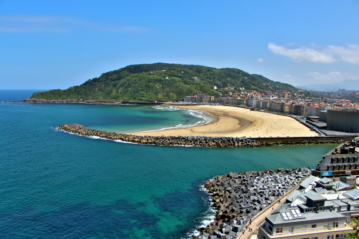 Plage et collines à Saint-Sébastien au Pays basque espagnol
