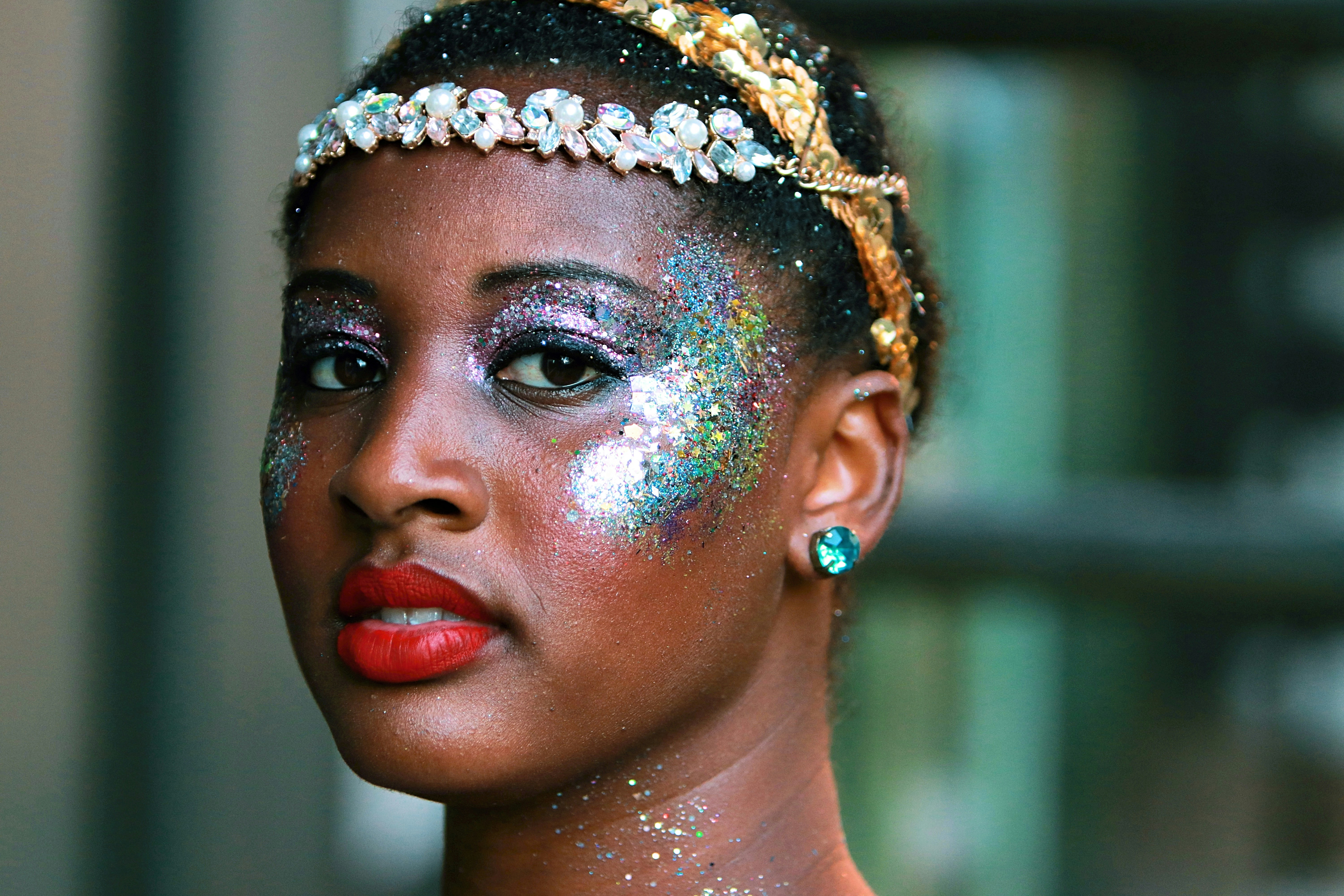 Mood-Lifting Makeup: How Eyeliner Can Transform Your Look