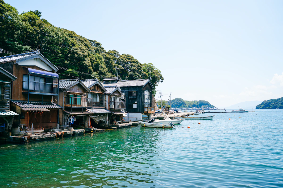 海辺に並ぶ舟屋と穏やかな入り江