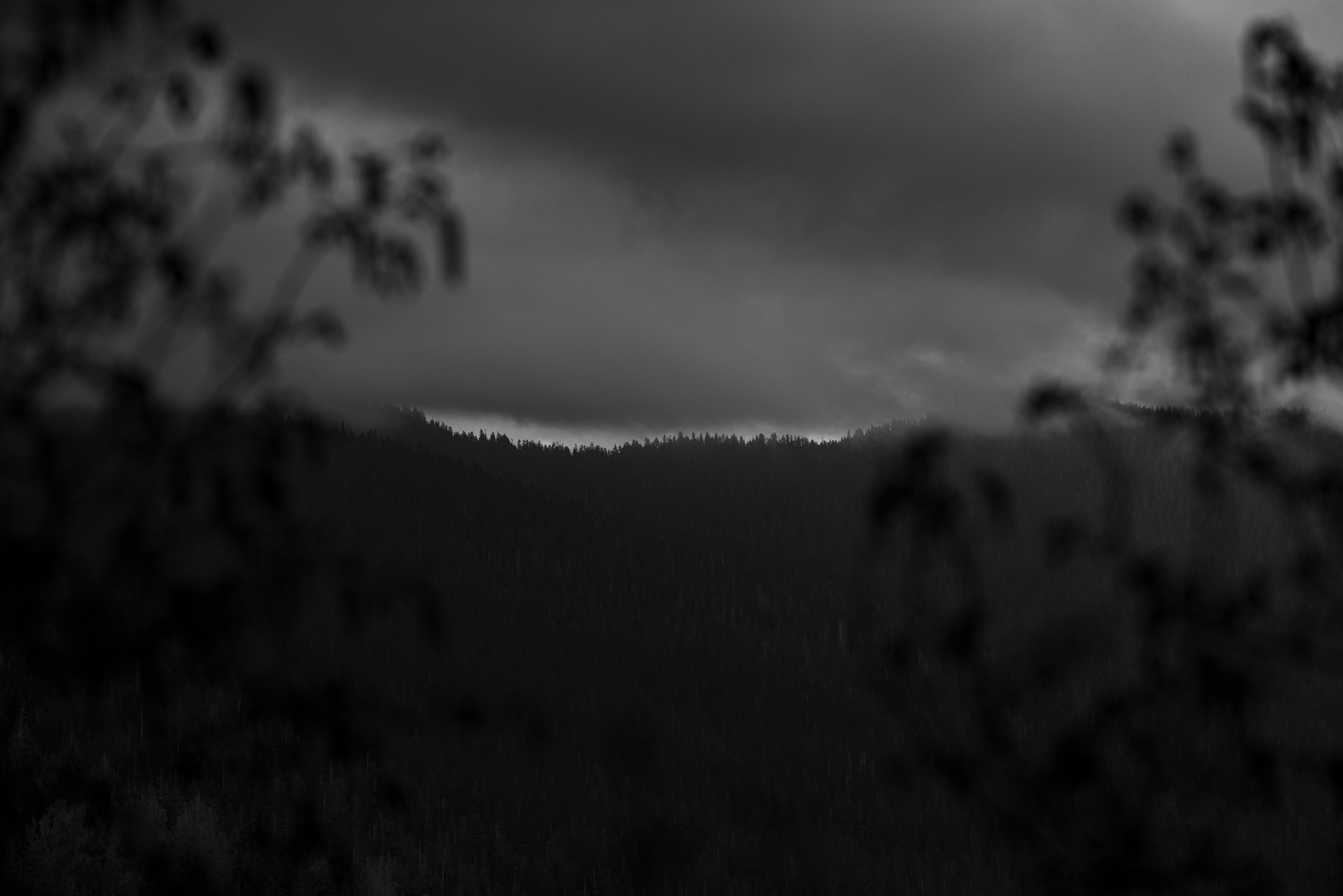 Cielo sombrío sobre una montaña oscura y sombría.
