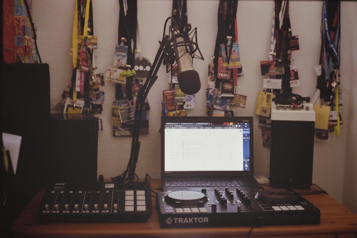 Studioarbeitsplatz mit Monitoren und Audiotechnik