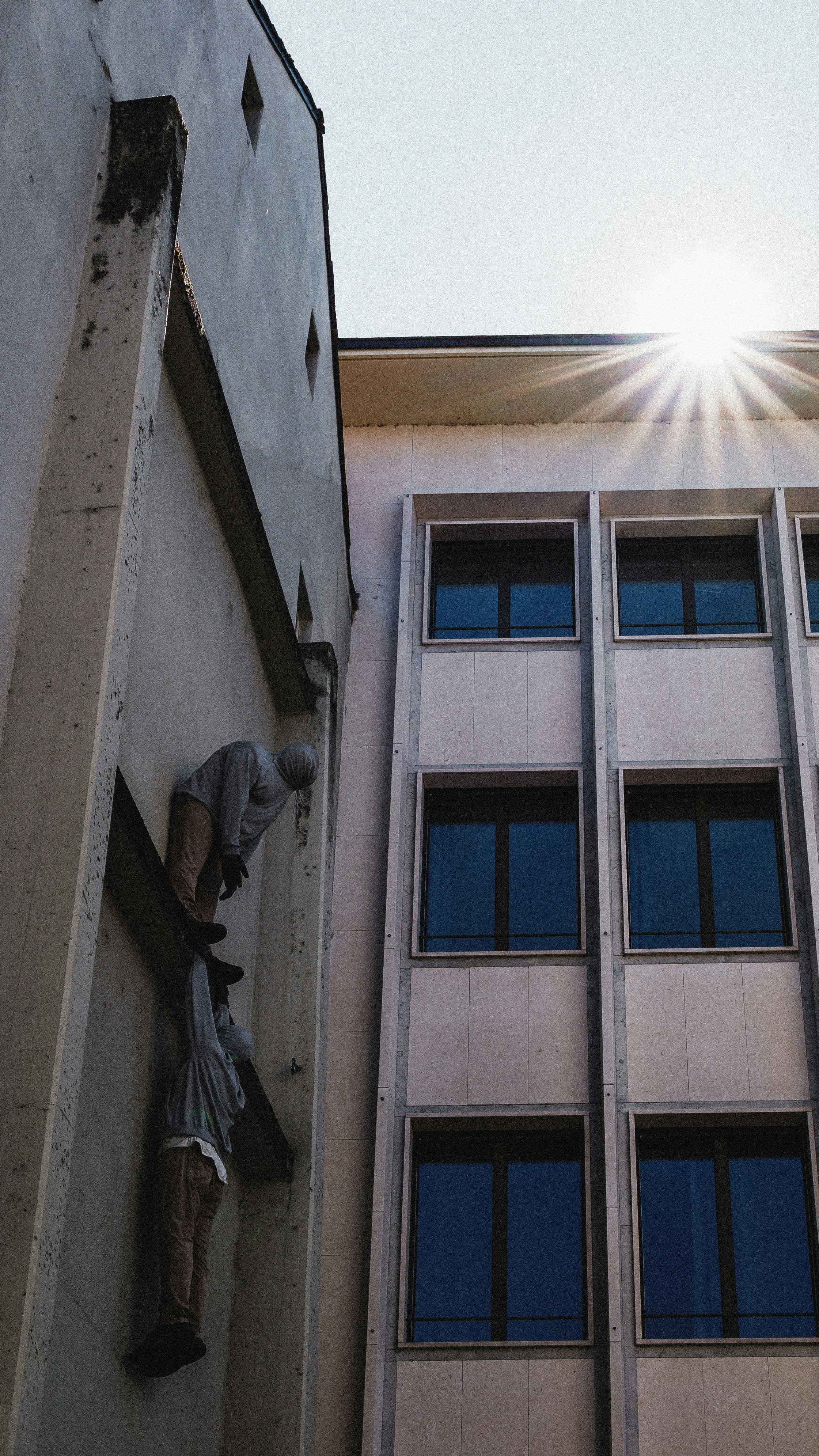 Une sculpture de personnages sur un bâtiment.