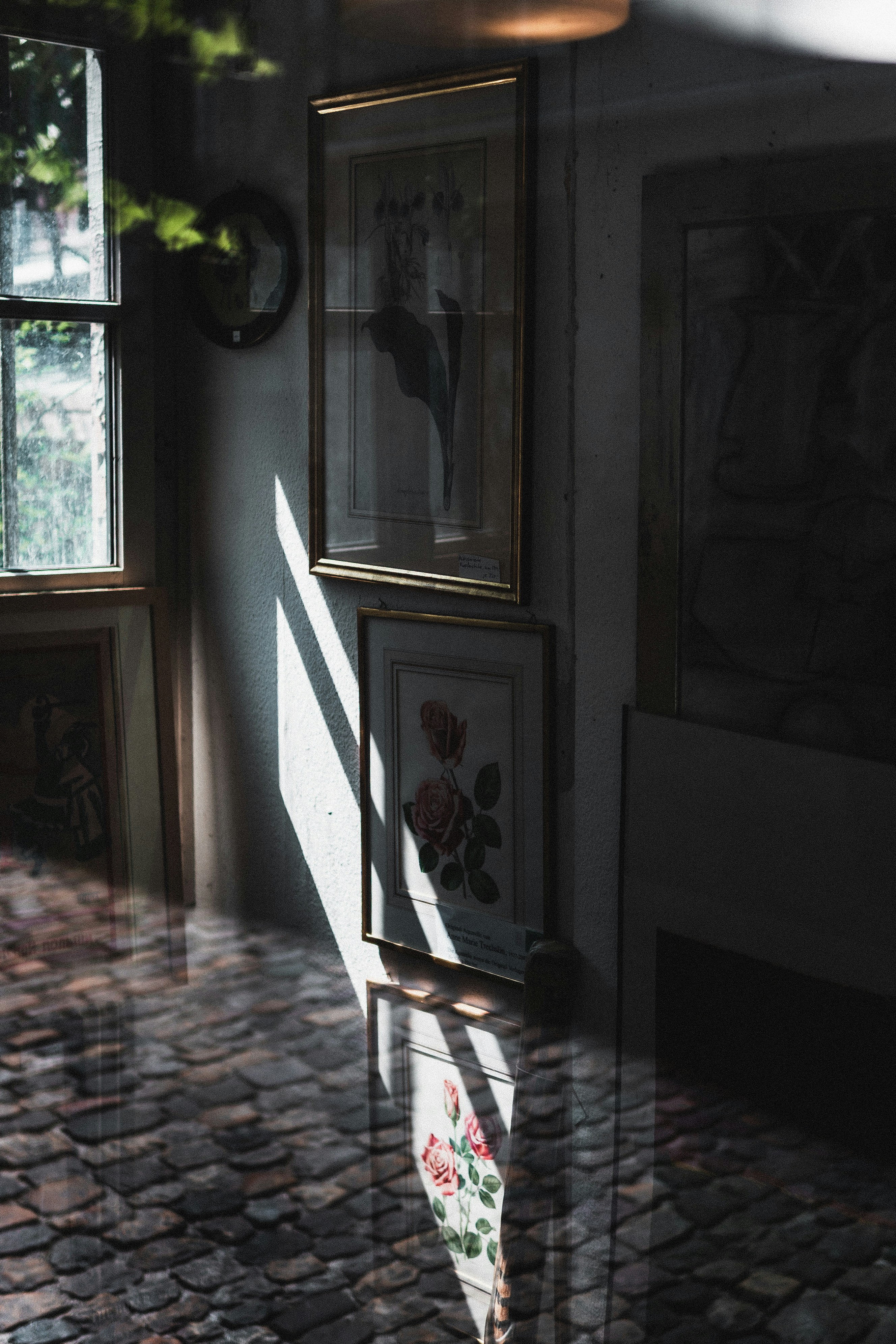 La lumière du soleil illumine l’art sur un mur au sol en briques.