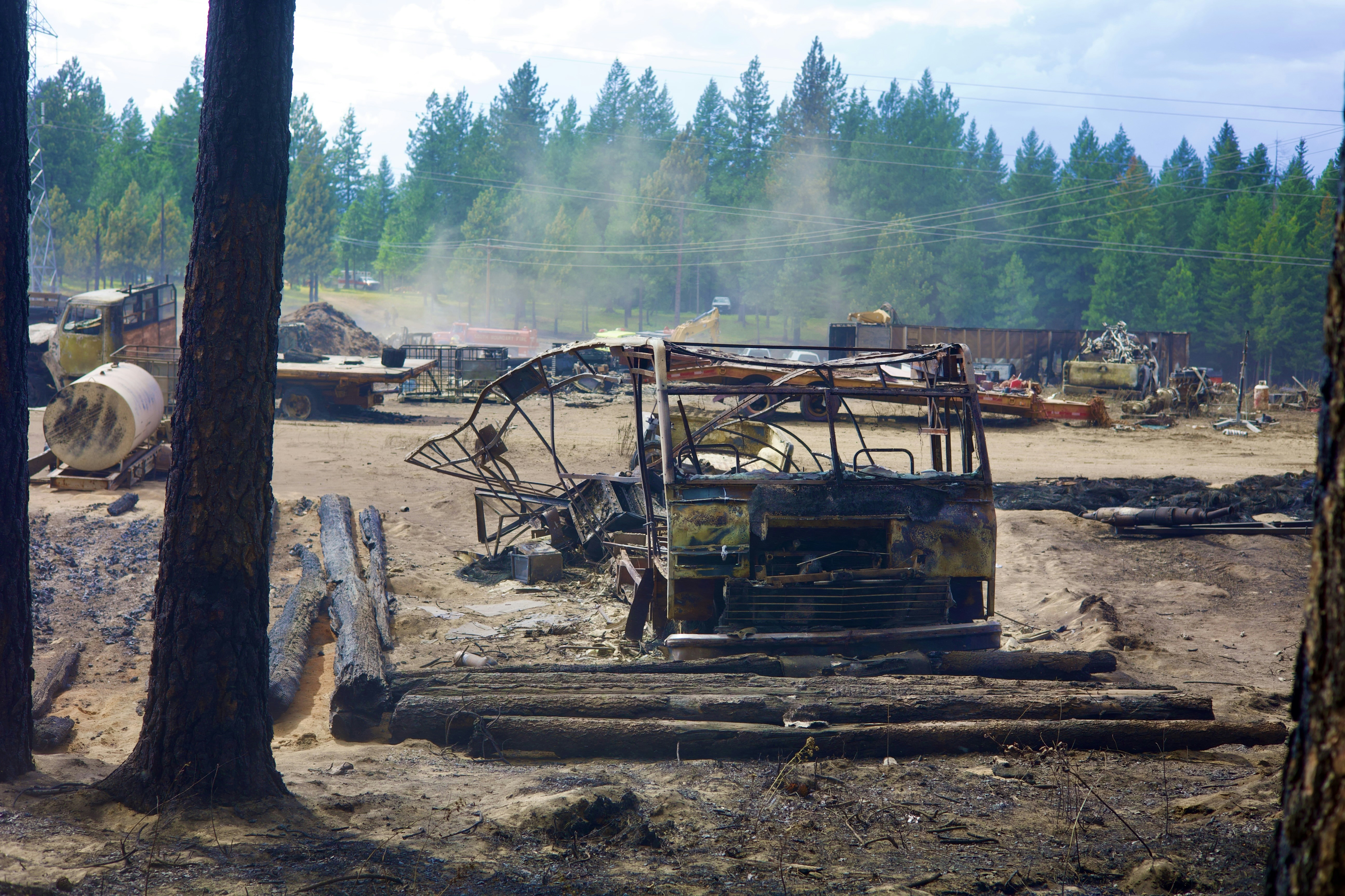 Skogsbrand larmar vid E12 utanför Umeå – en allvarlig situation som kräver uppmärksamhet!