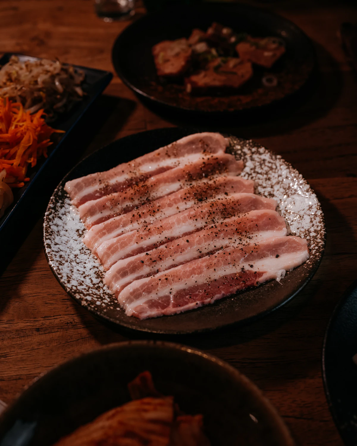 Nướng thịt cùng tỏi và kim chi trên chảo nướng chuyên dụng