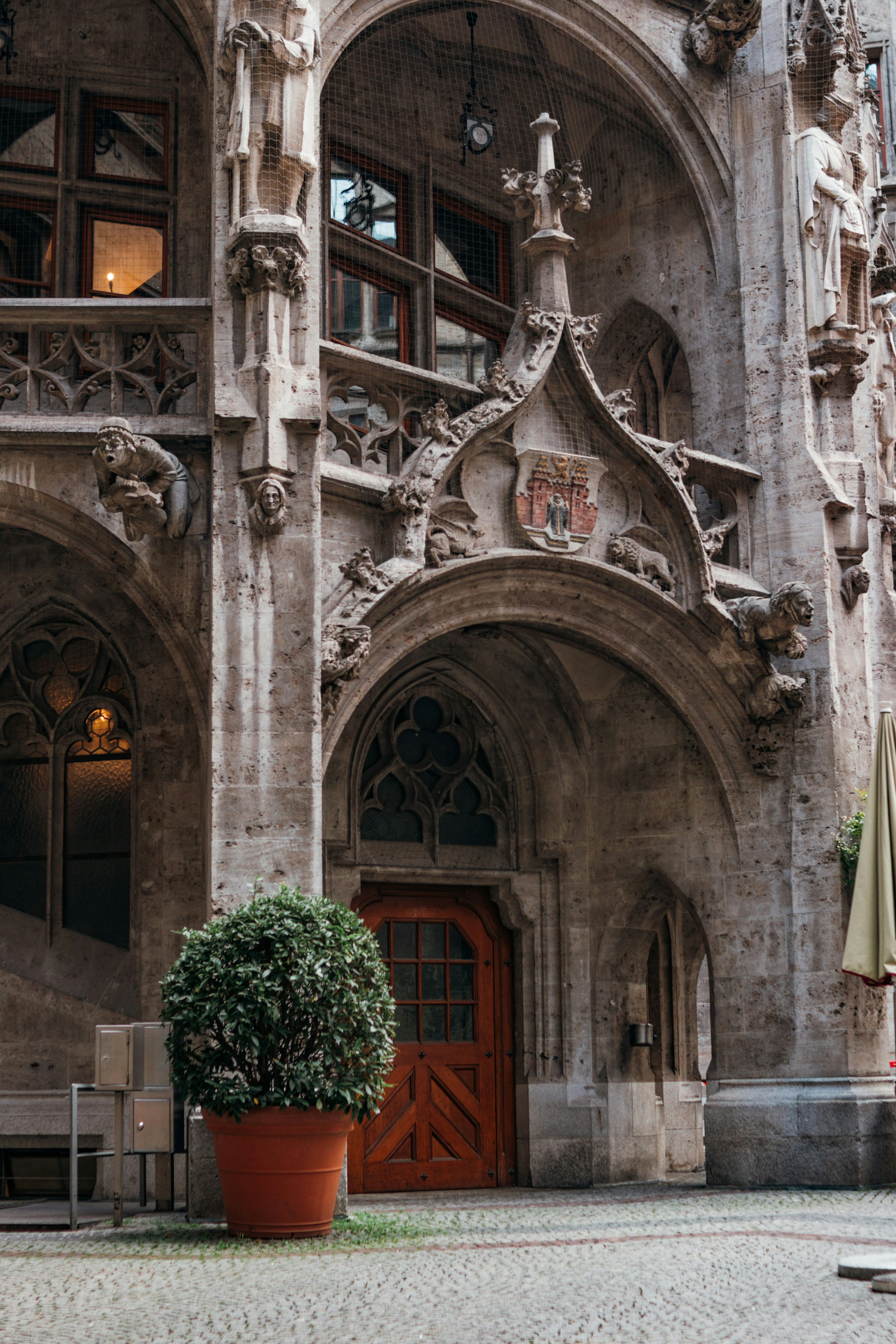 Antica architettura gotica con porte ad arco e dettagli decorativi.