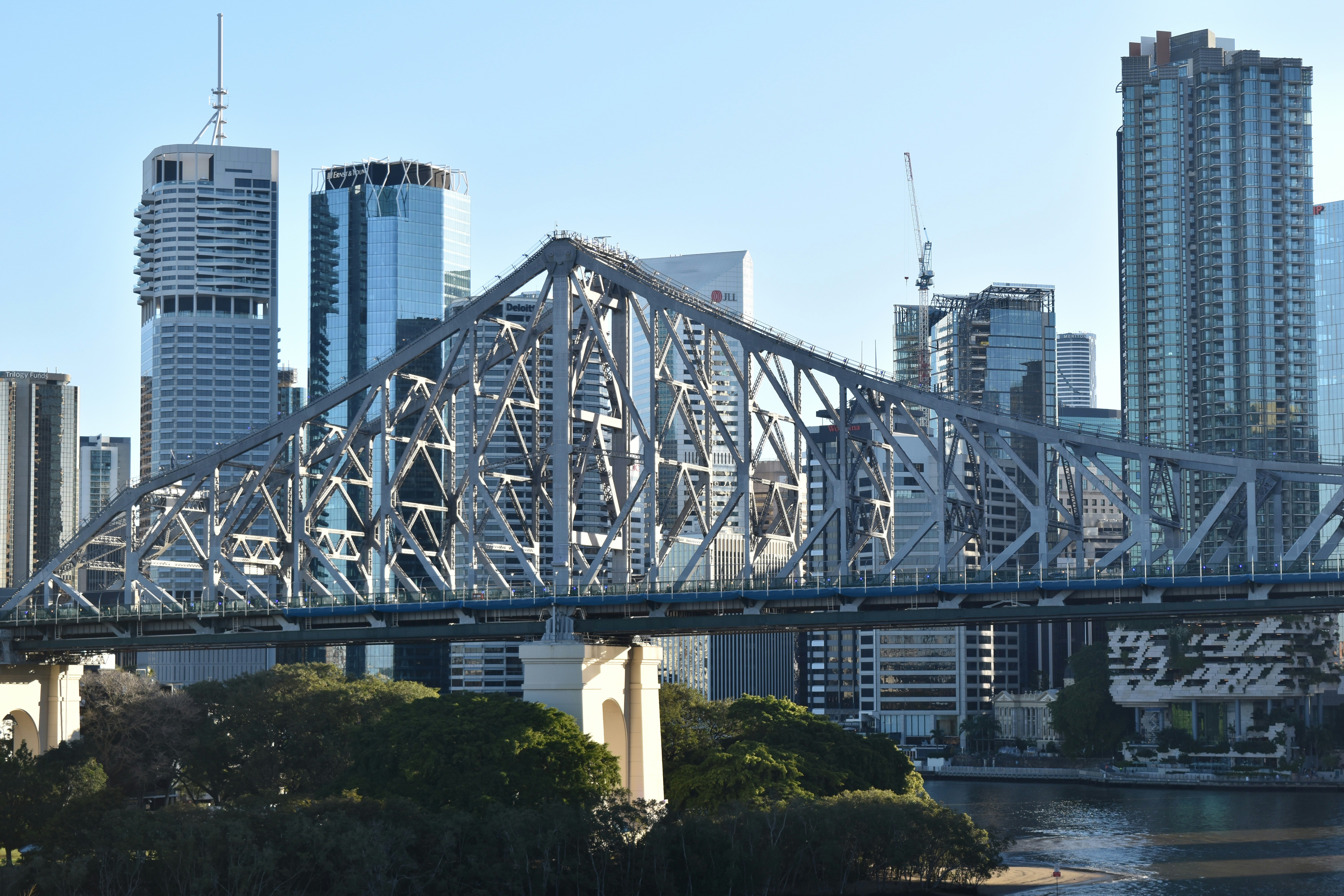 Die Geschichtenbrücke durchquert eine Stadtlandschaft.
