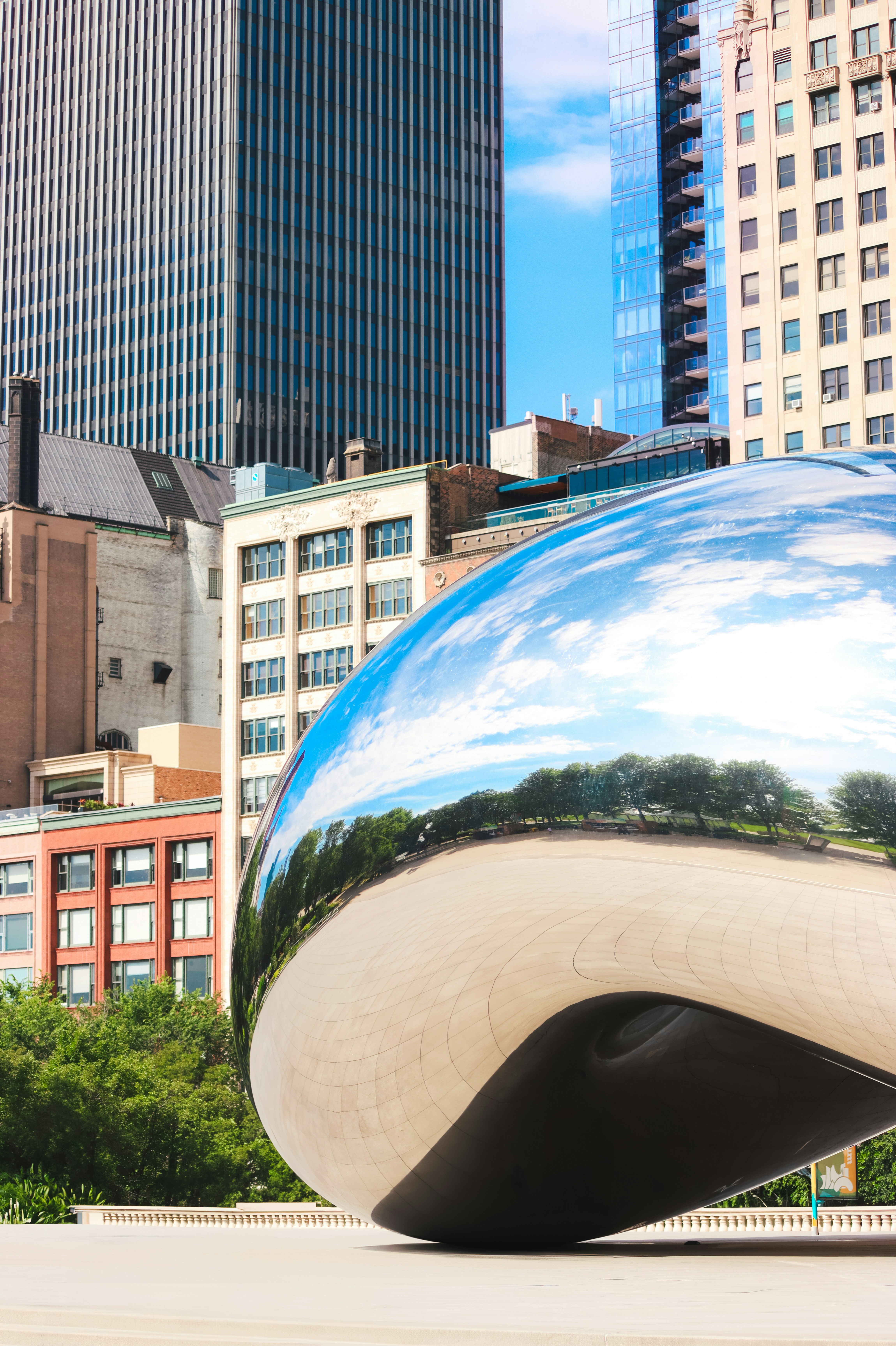 Die Wolkentor-Skulptur spiegelt die Gebäude Chicagos wider.