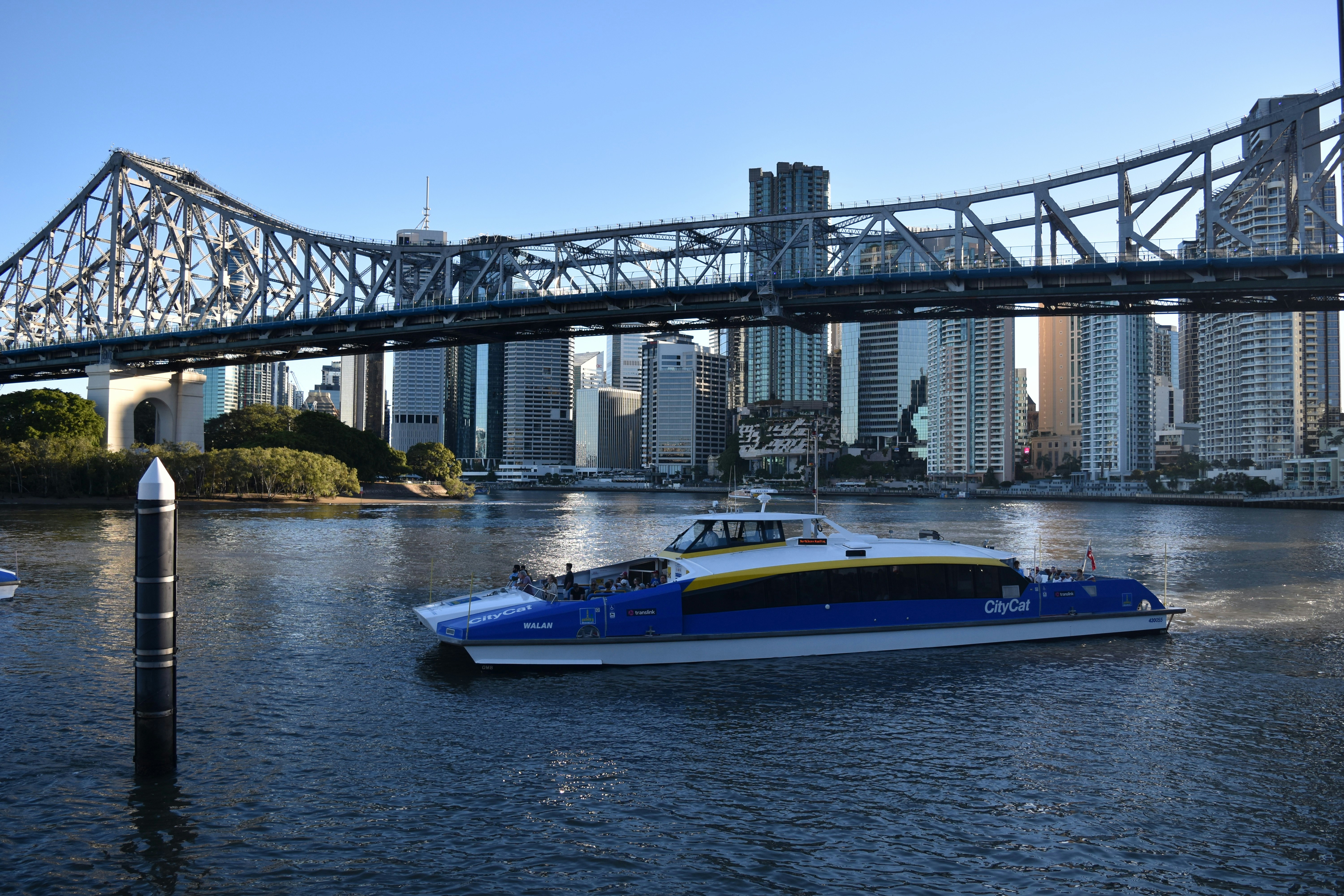 Eine Fähre fährt auf einem Fluss in der Nähe der Stadt.