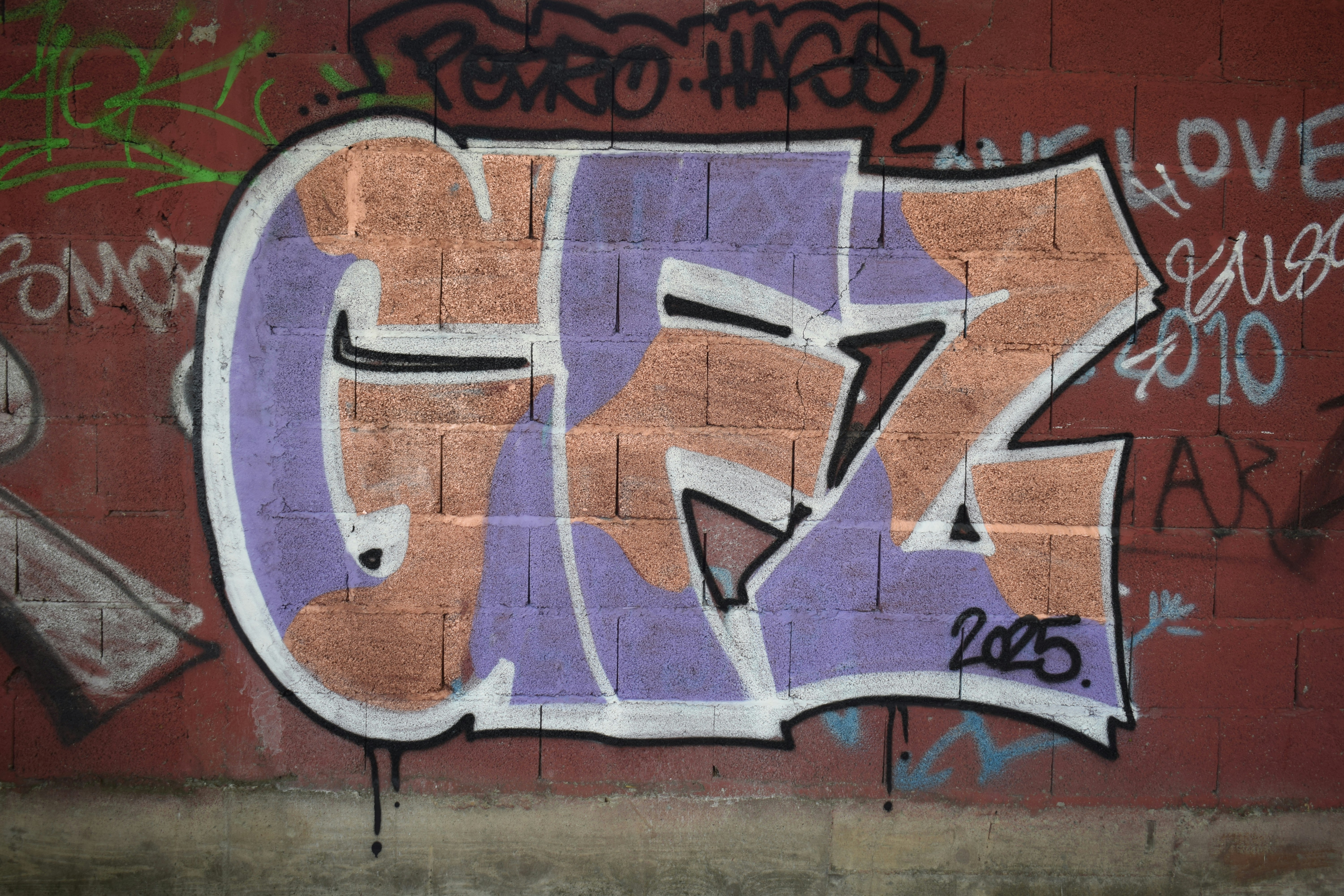 Graffiti art featuring the name "gfz" is shown.