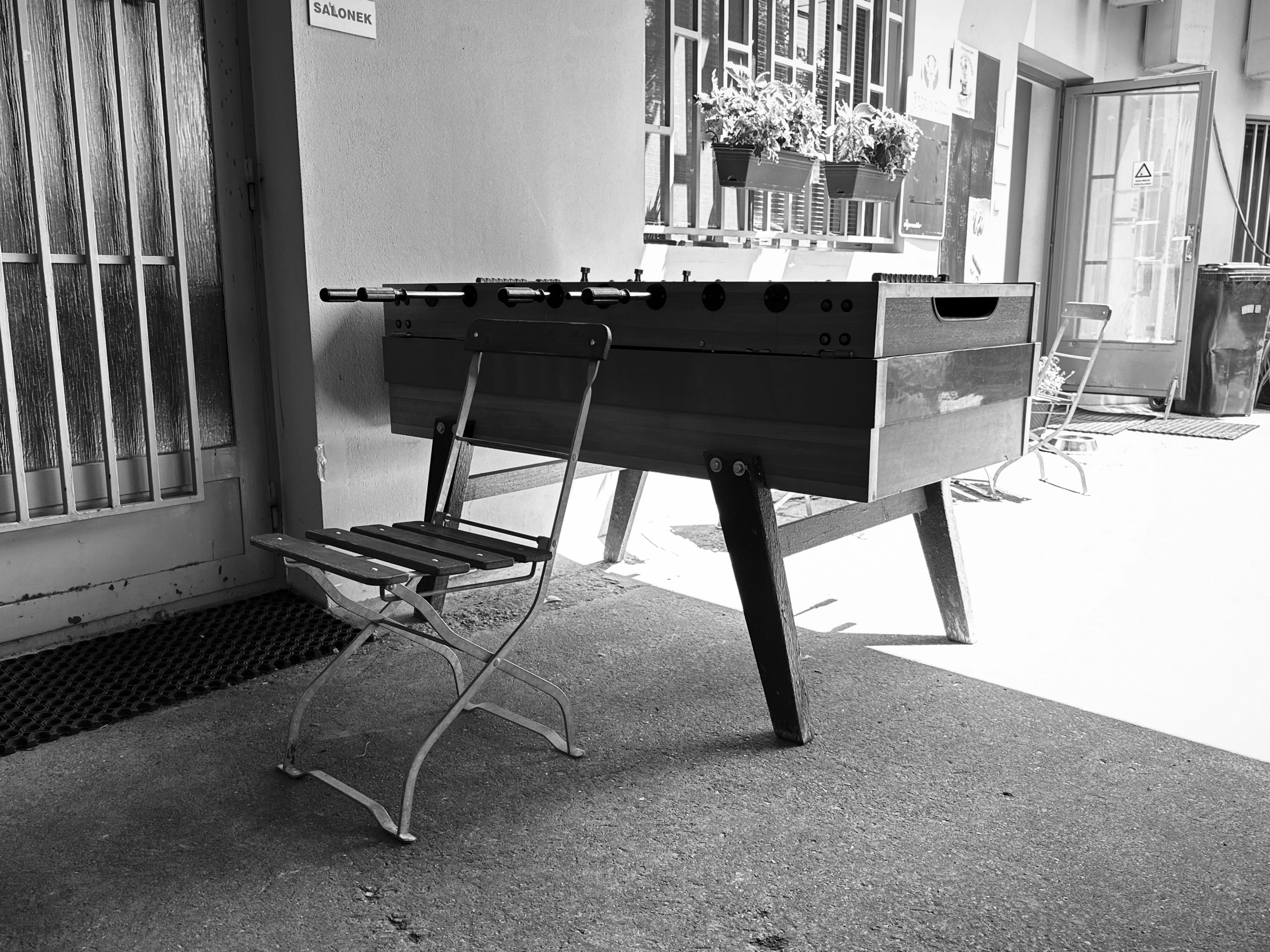 Designing Live Pub Game Nights That Scale: Sentiment Signals & Real-Time Personalization